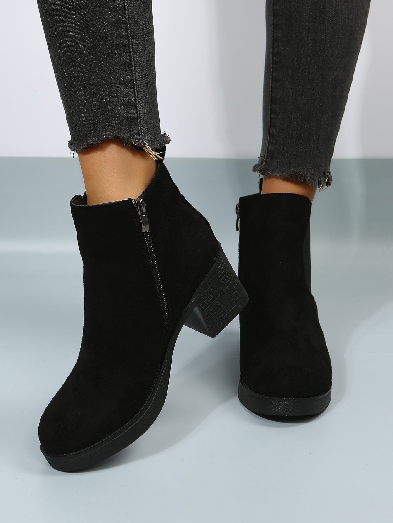 بوت تشيلسي ذات كعب سميك مزودة بسحاب، بوت نسائية ذات لون أسود أنيق وصلب ، ذات كعب عالي، تُرتدى مع البنطلونات والسراويل الضيقة ذات طابع أنيق