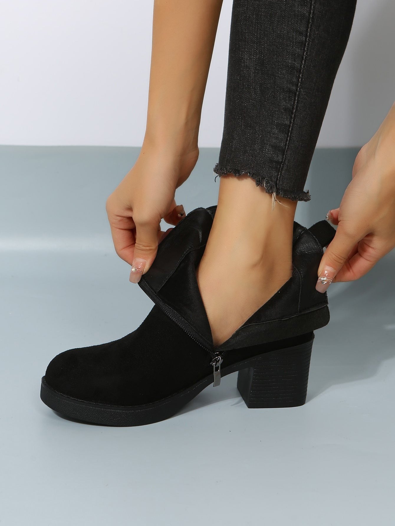 بوت تشيلسي ذات كعب سميك مزودة بسحاب، بوت نسائية ذات لون أسود أنيق وصلب ، ذات كعب عالي، تُرتدى مع البنطلونات والسراويل الضيقة ذات طابع أنيق