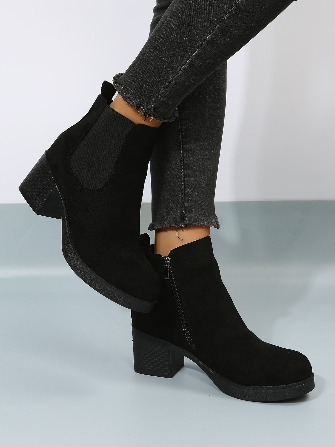 بوت تشيلسي ذات كعب سميك مزودة بسحاب، بوت نسائية ذات لون أسود أنيق وصلب ، ذات كعب عالي، تُرتدى مع البنطلونات والسراويل الضيقة ذات طابع أنيق