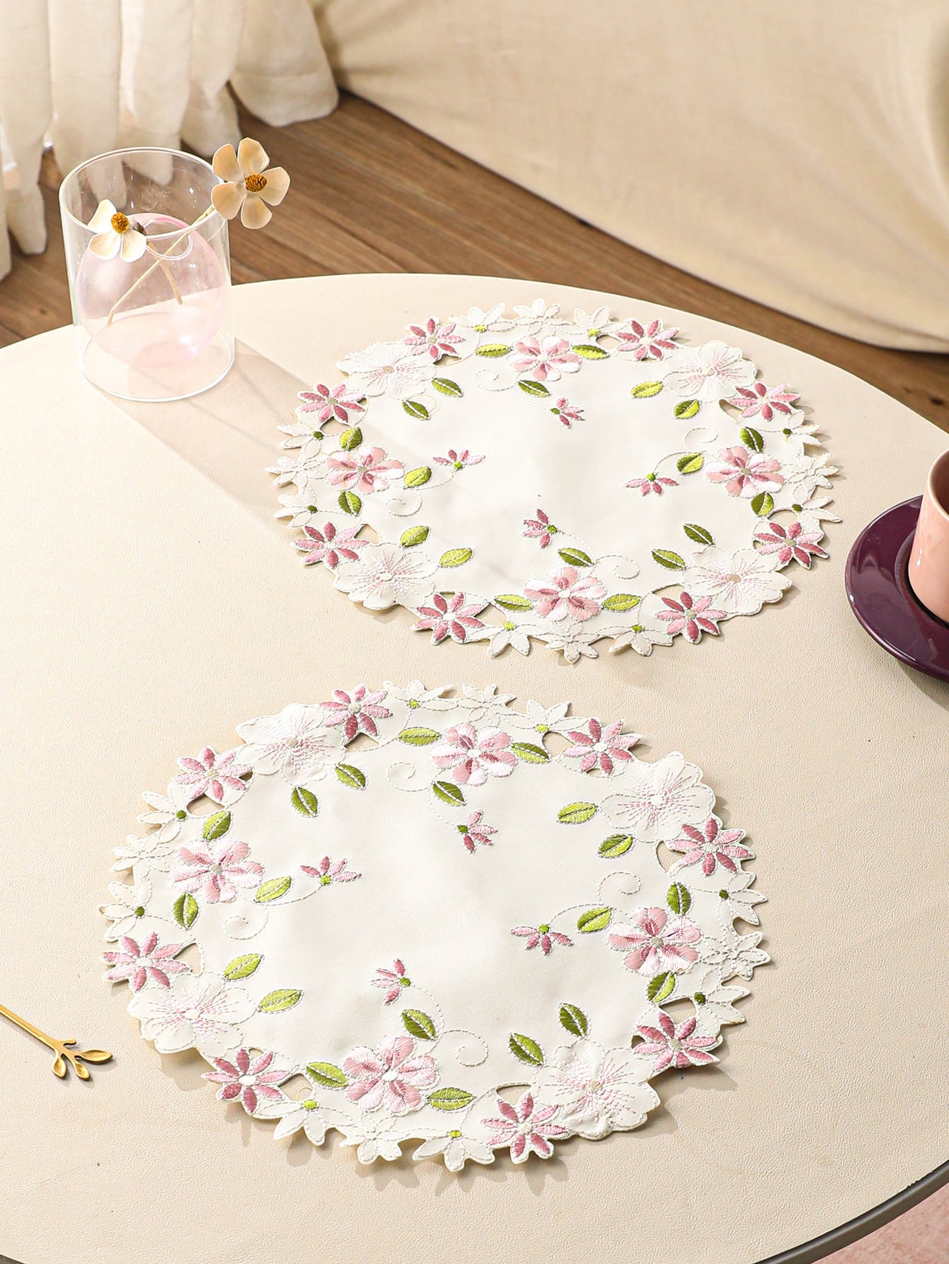 مفرش سفرة مطرز بأزهار قطعة واحدة
