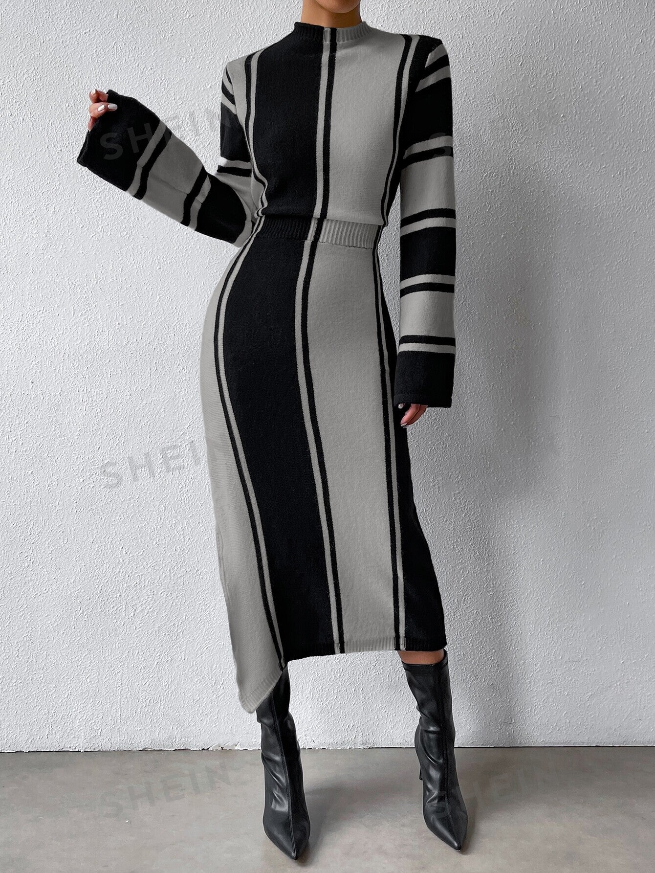 فستان صوفي ألوان متباينة وقوف الياقة بحافة شق