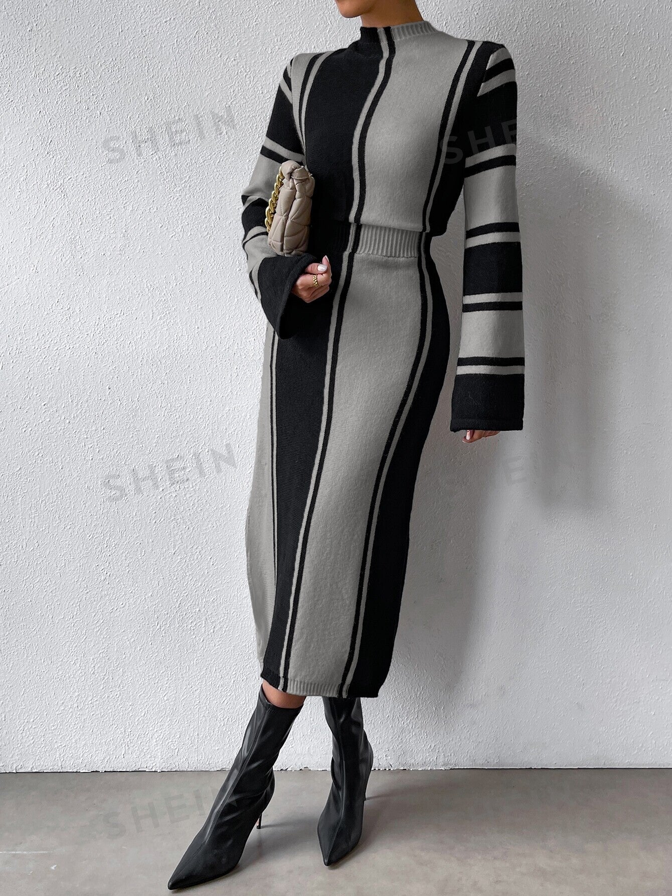 فستان صوفي ألوان متباينة وقوف الياقة بحافة شق