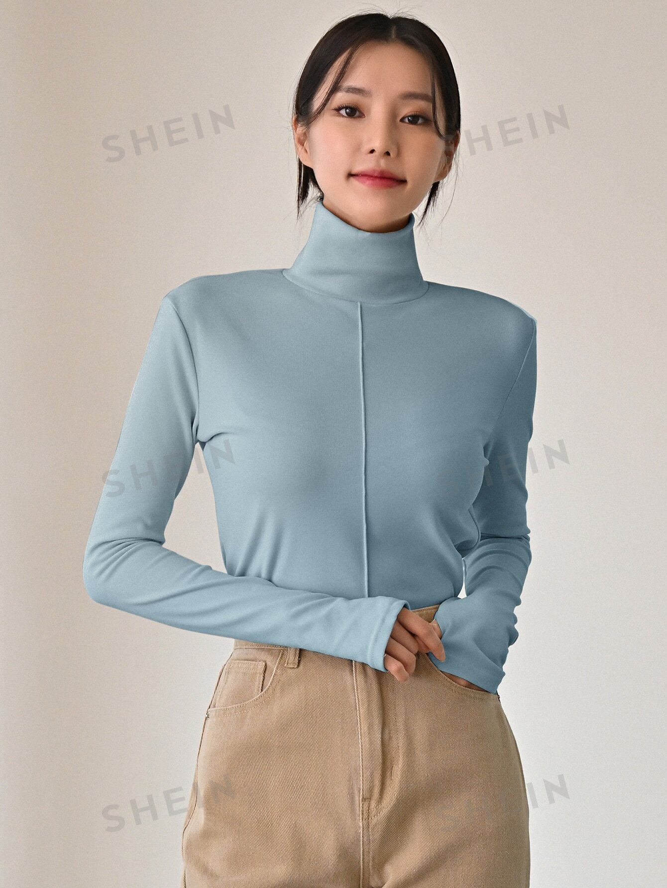 تي شيرت عالي الياقة بثقوب الإبهام