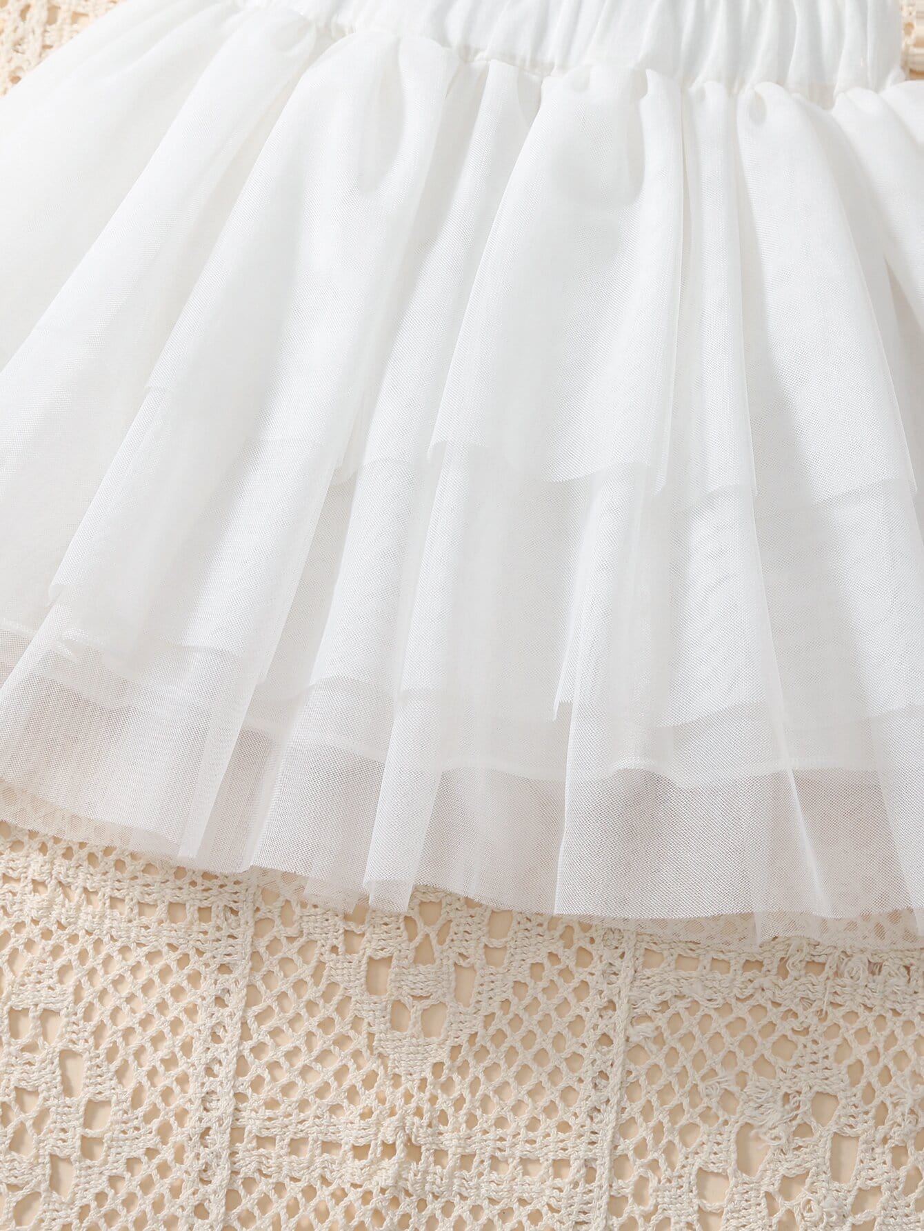 تي شيرت وتنورة متباين مطرز بأزهار شبكة مقلم بكشكش للاطفال