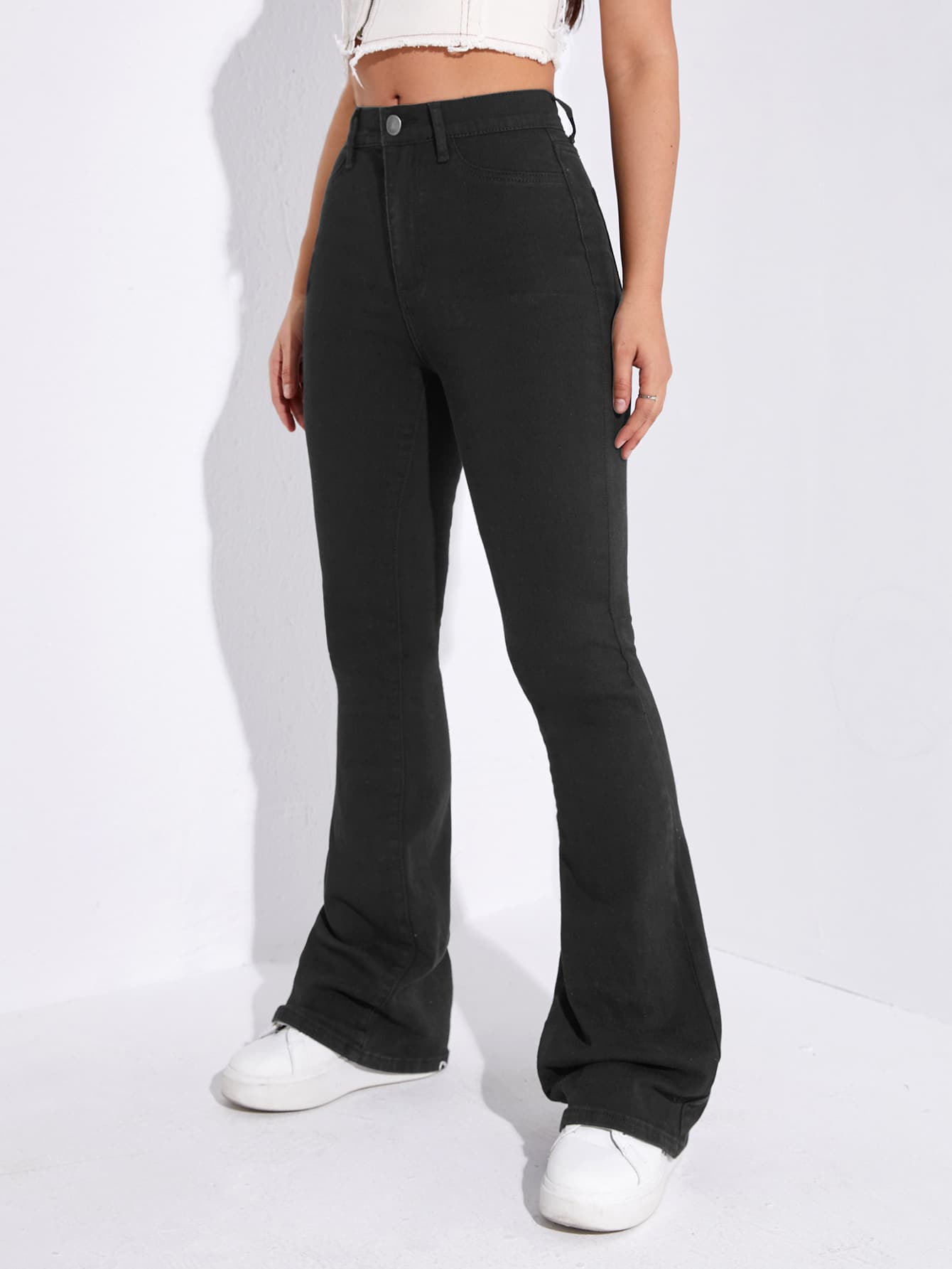 بنطلون جينز بساق واسع من الاسفل وبخصر عالي منحني