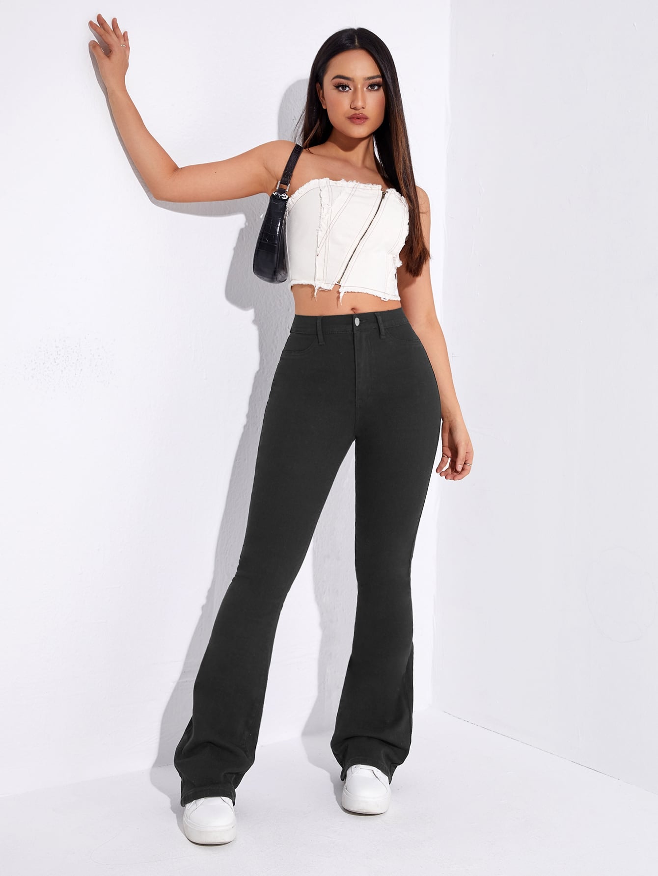 بنطلون جينز بساق واسع من الاسفل وبخصر عالي منحني