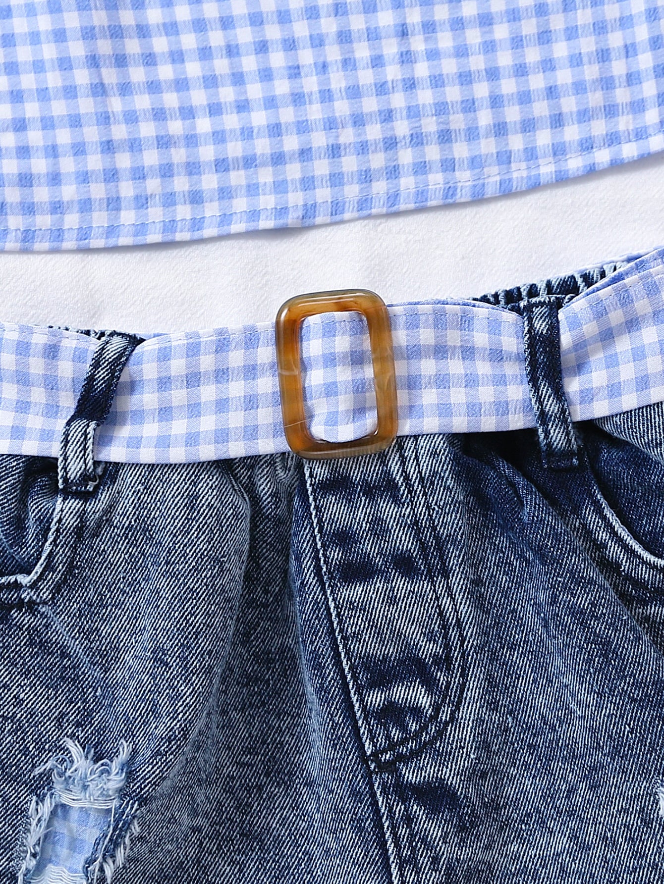 توب كاروهات جينغهام بكتف مكشوف وشورت دينيم ممزق بحزام طفلة صغيرة