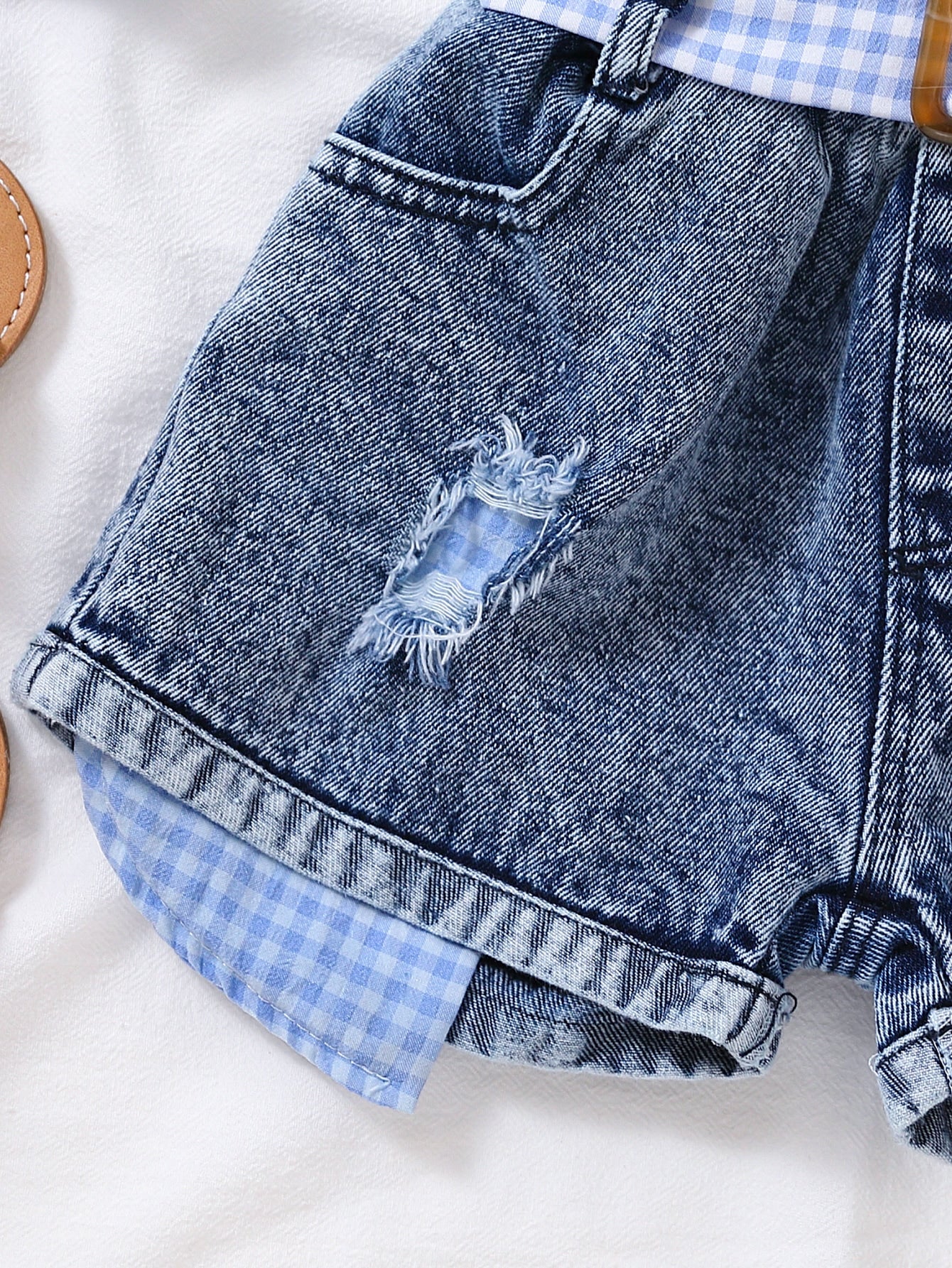 توب كاروهات جينغهام بكتف مكشوف وشورت دينيم ممزق بحزام طفلة صغيرة