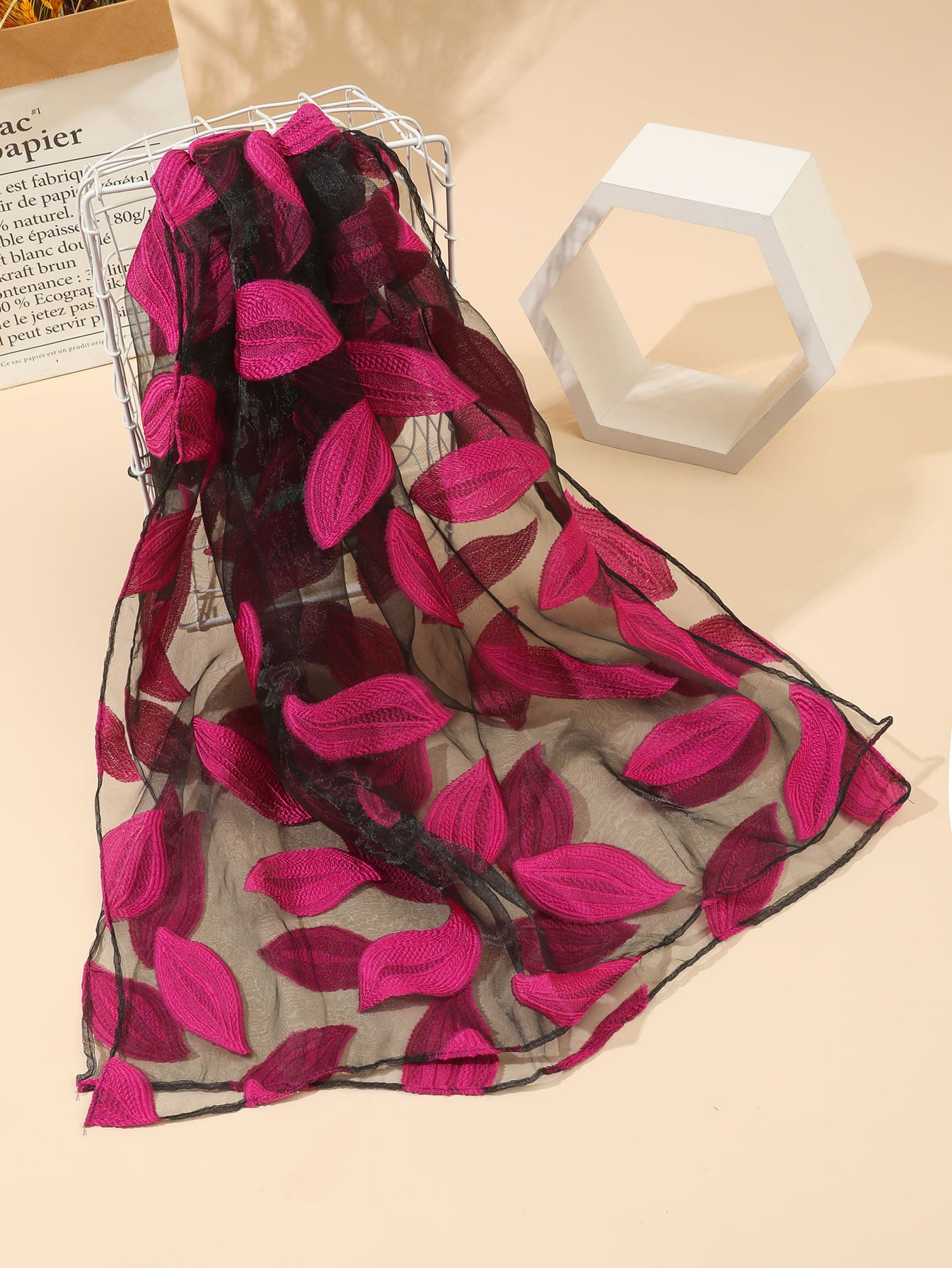 وشاح مطرز بأوراق الشجر