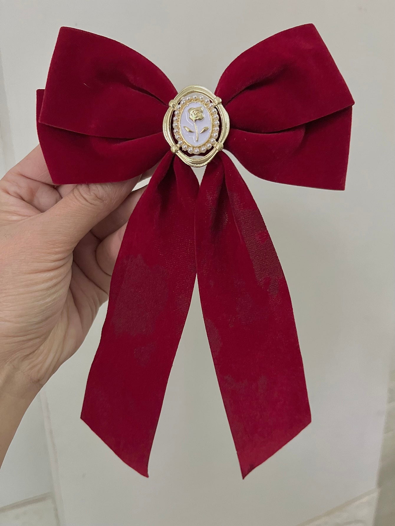 مشبك فرنسي أنيق مزين بالزهور والأقواس