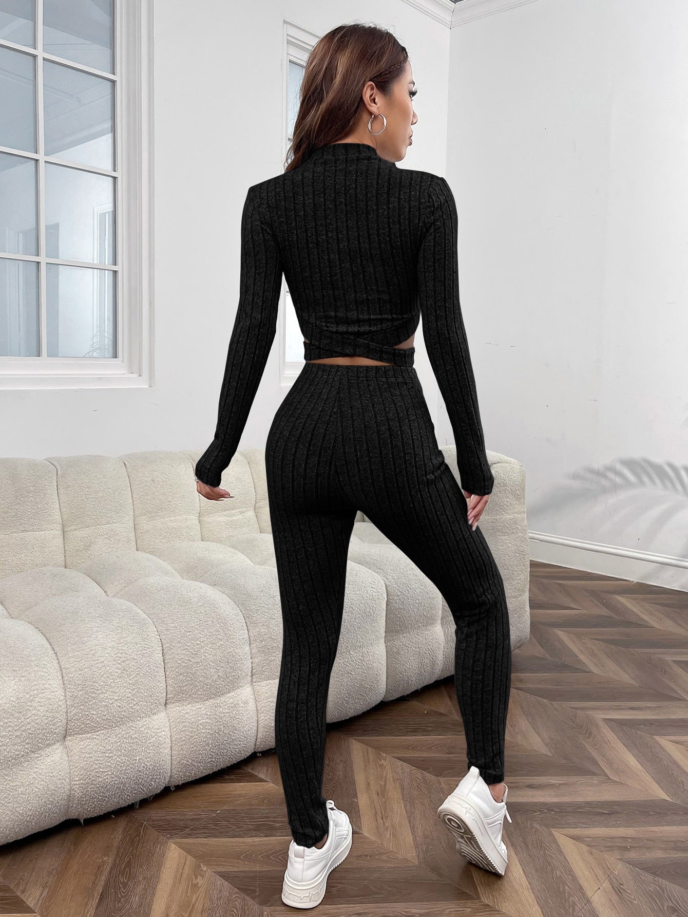 تيشيرت برقبة عالية وتصميم متشابك في الأمام