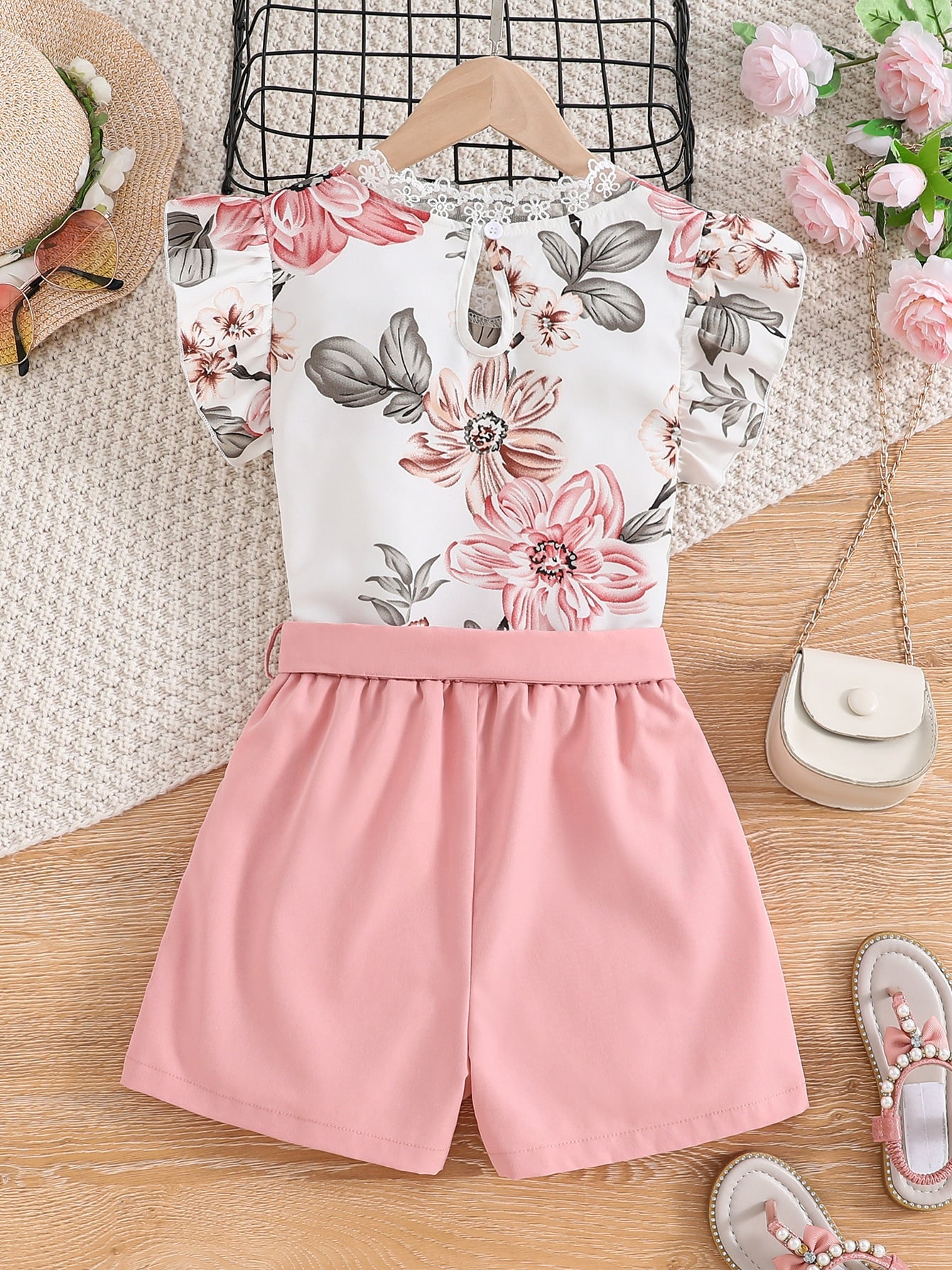 أطقم فتاة صغيرة