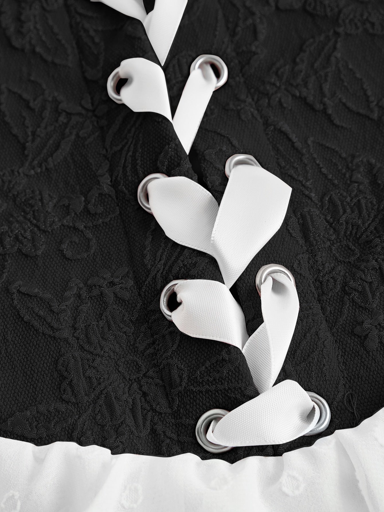 فستان الحليبي القصير ذو أكمام منتفخة مع طية مزدوجة وربطة أمامية