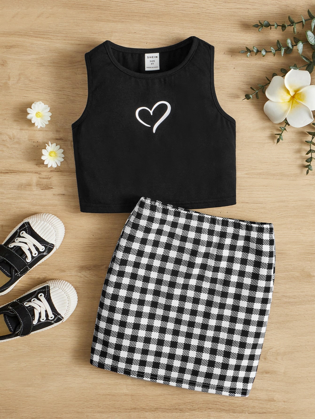 بلوزة تانك طبعة قلب الفتاة الصغيرة وتنورة مربعات