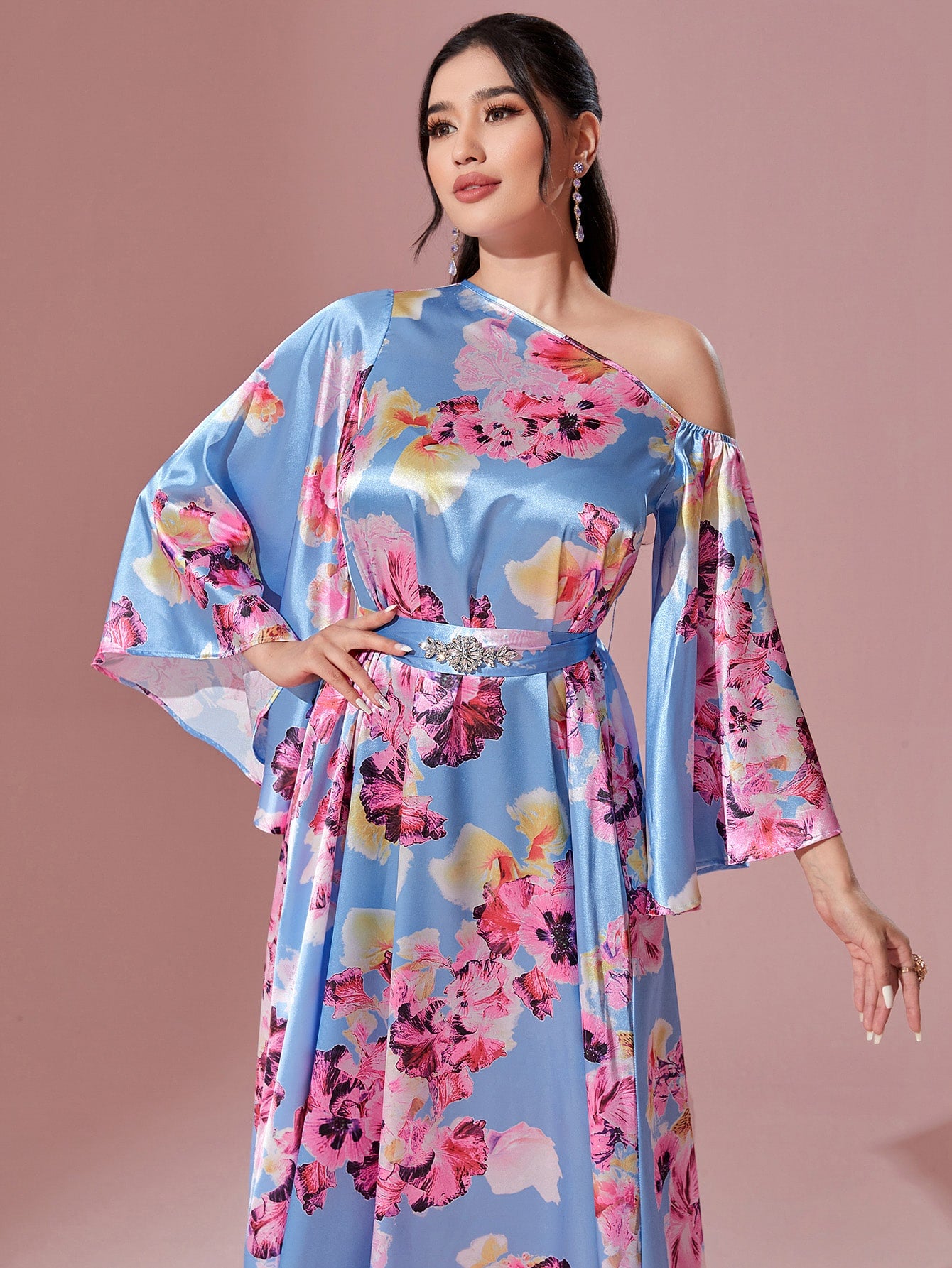 فستان بحزام طباعة الأزهار ياقة غير متماثل