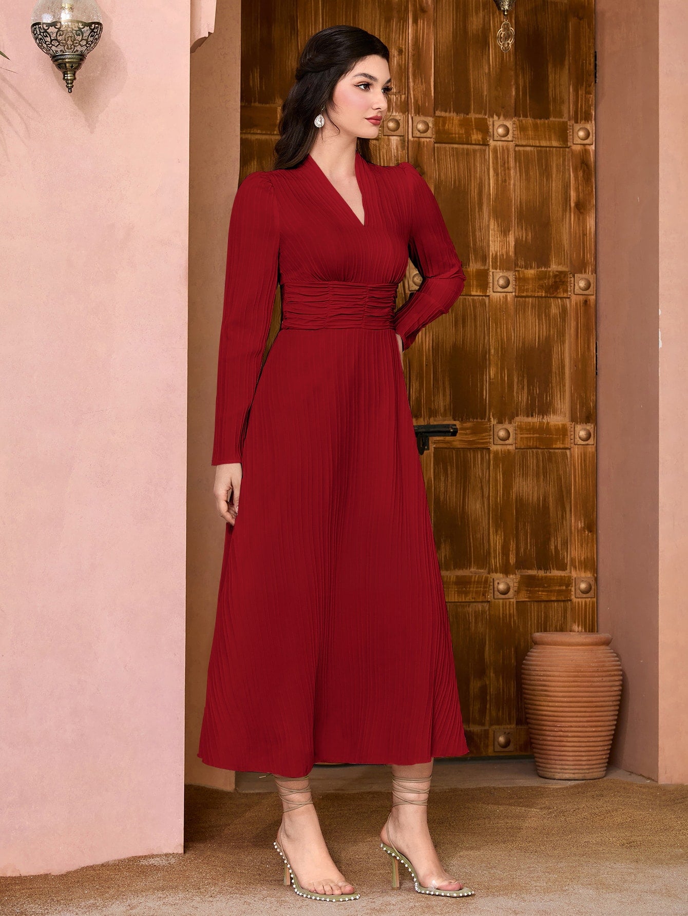 فستان موحدة اللون عنق متداخل تجاعيد