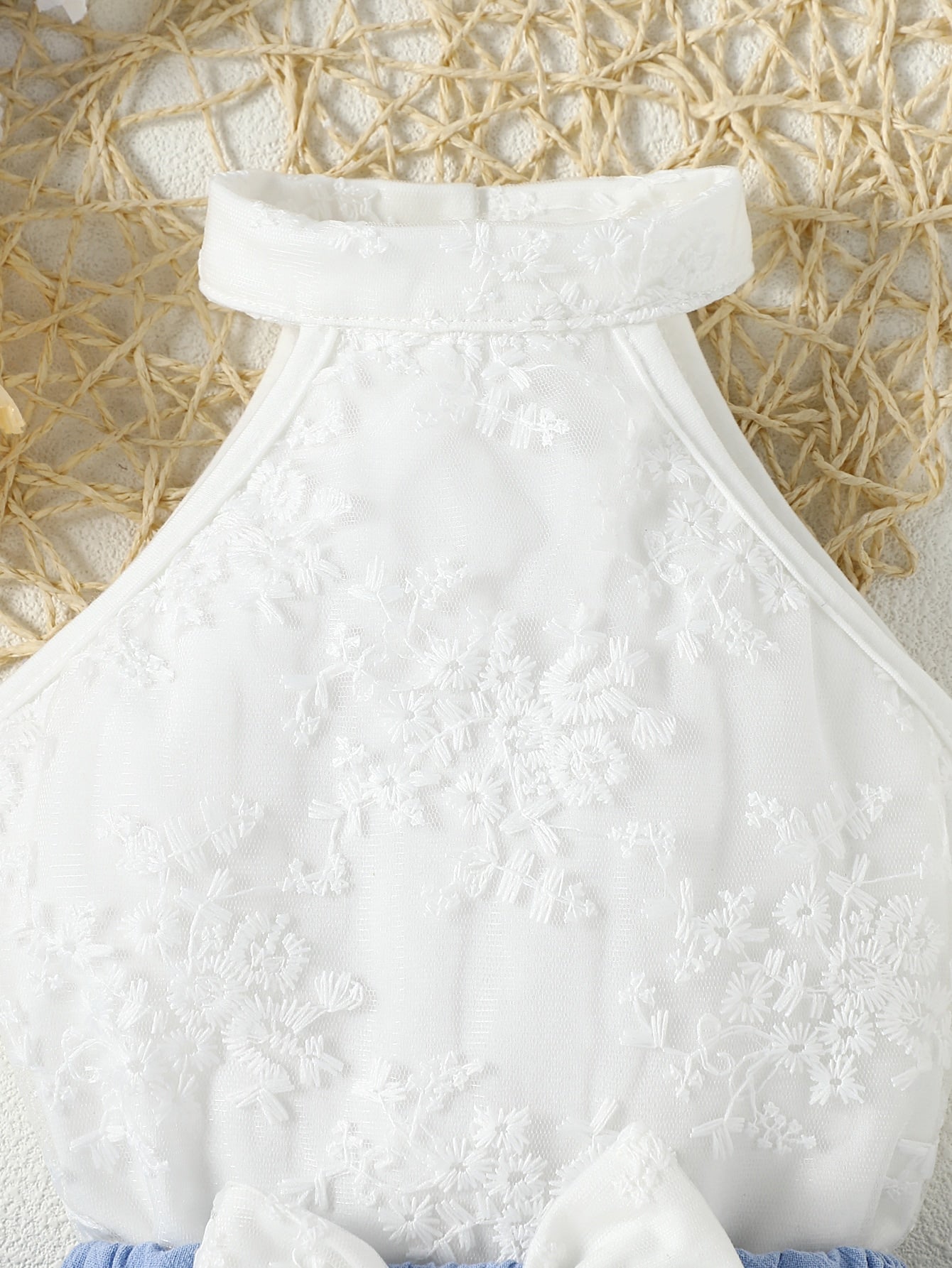 قميص أطفال رضع برباط العنق والدانتيل المتباين وتنورة متموجة مع زمام أمامي