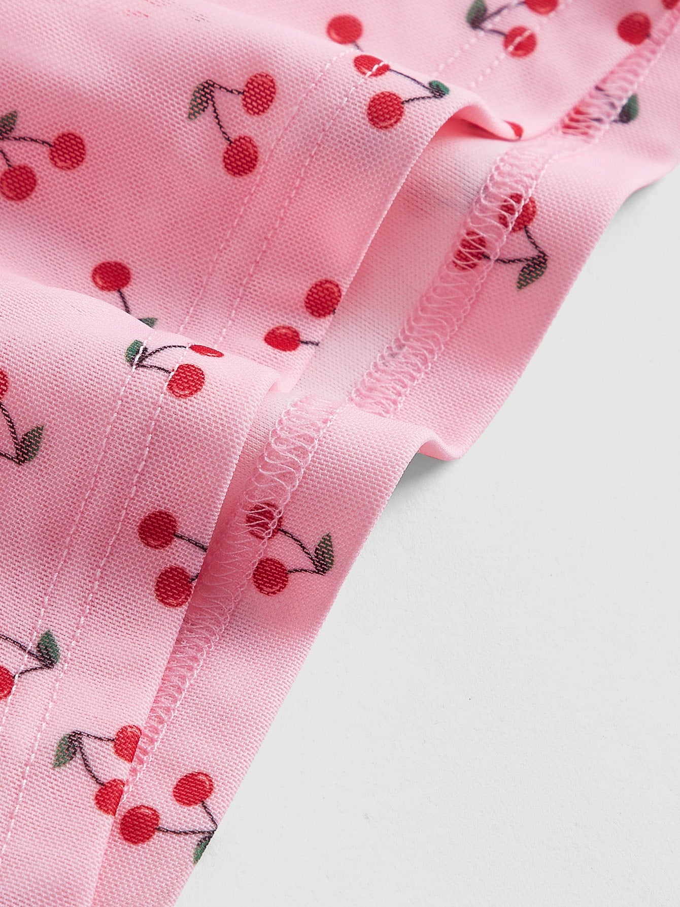 تي شيرت قصير بطباعة كرز معقود من الأمام