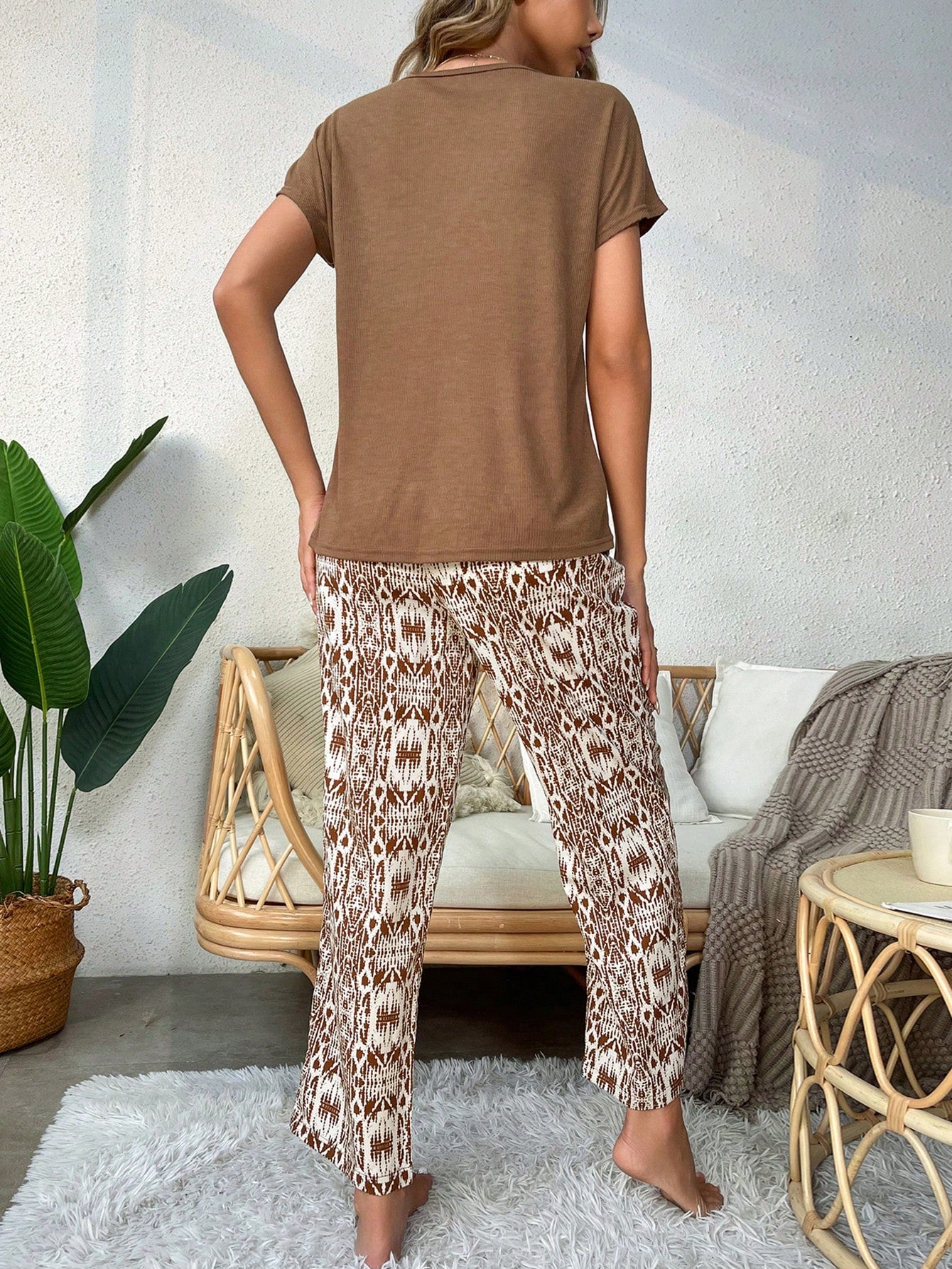 بدلة بيجاما مكونة من بلوزة بأكمام خفاش وبنطال بطباعة كاملة