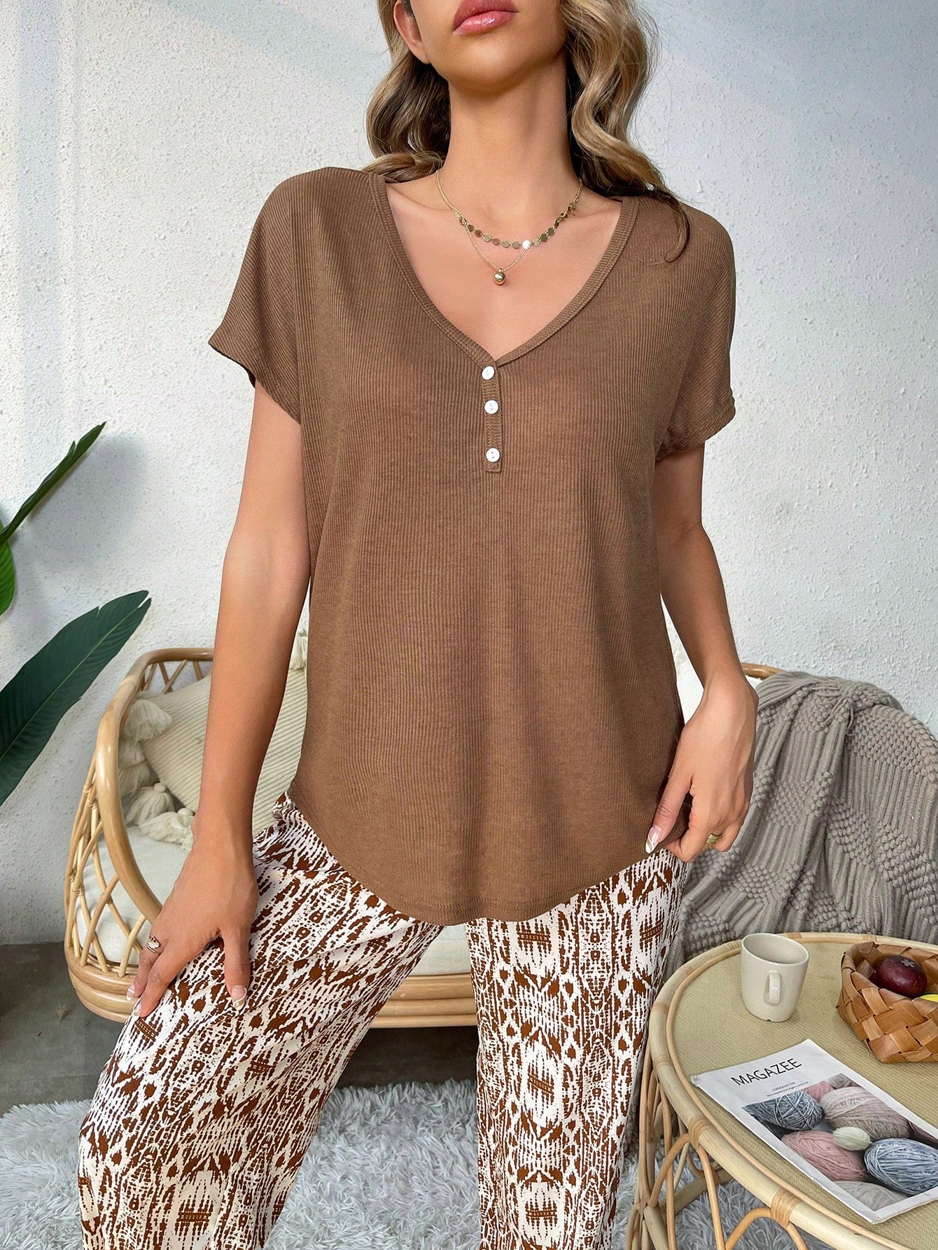 بدلة بيجاما مكونة من بلوزة بأكمام خفاش وبنطال بطباعة كاملة