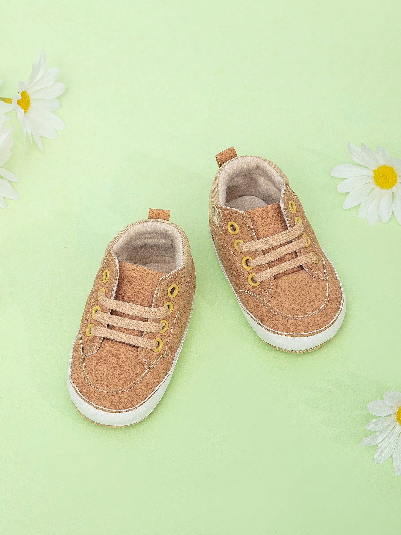 حذاء رياضي مقلم متباين برباط امامي للرضع