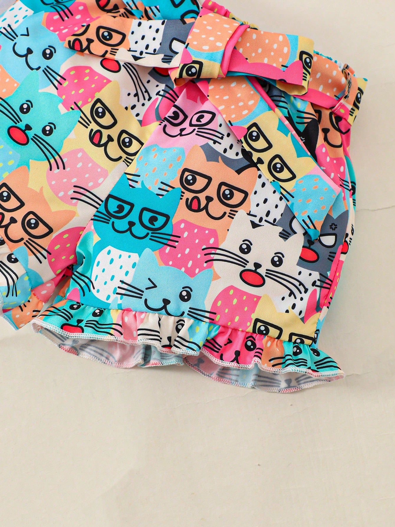 تيشيرت وسروال قصير بأكمام واسعة ورقبة غير متماثلة ورسومات كرتونية للأطفال