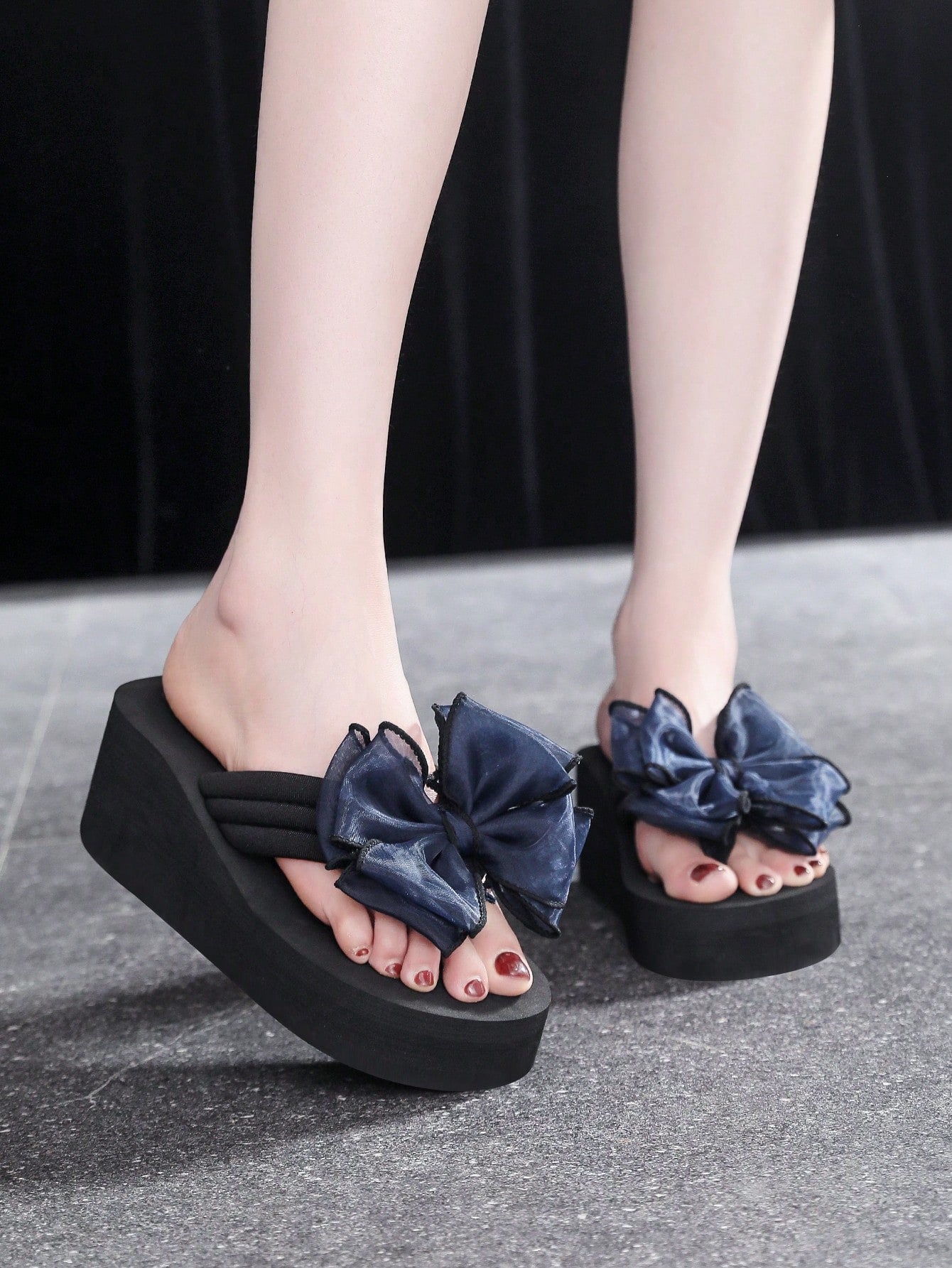 شباشب مزخرف بعقدة الفراشة يواجه قماش مرون موضة نساء