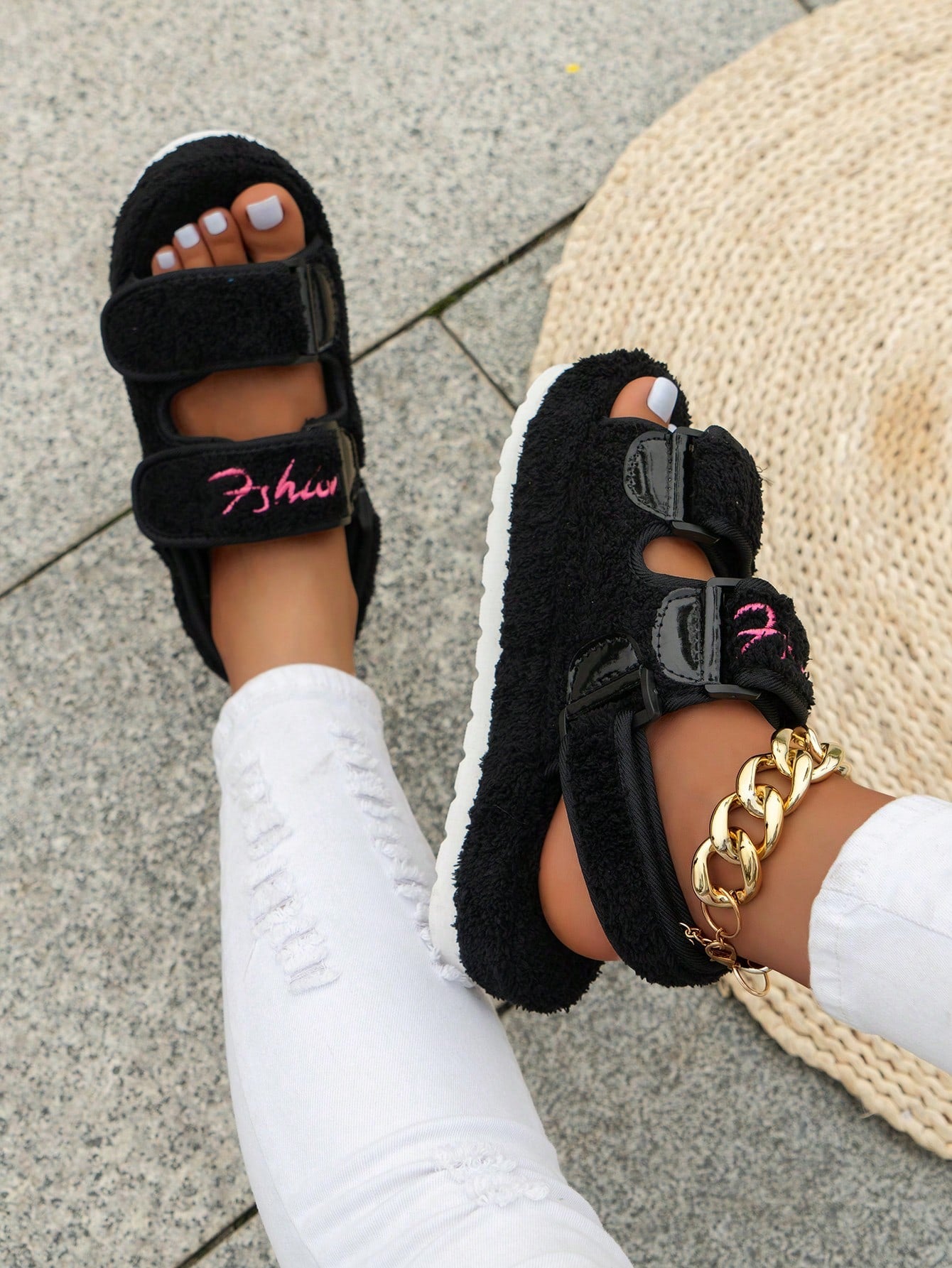 صنادل ومفتوح الوراء مطرز بالحروف لاصق سحري زغبي مسطح موضة قماش نساء