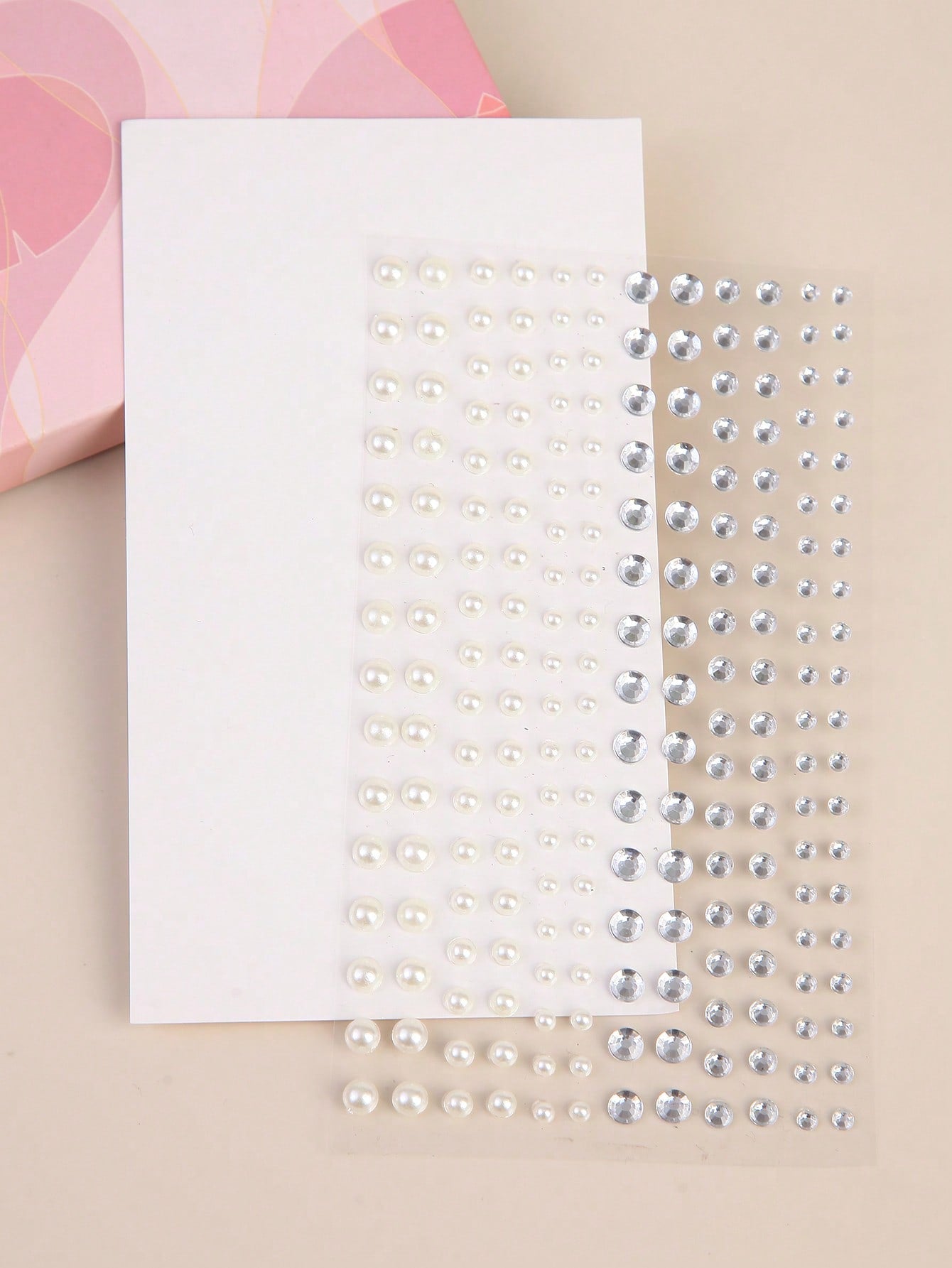 جليتر وجواهر الوجه