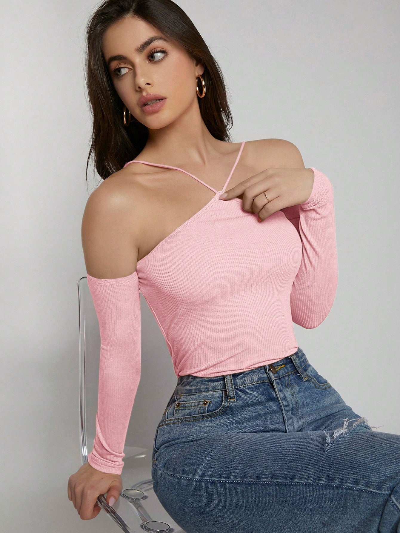 تي شيرت موحدة اللون كتف مكشوف