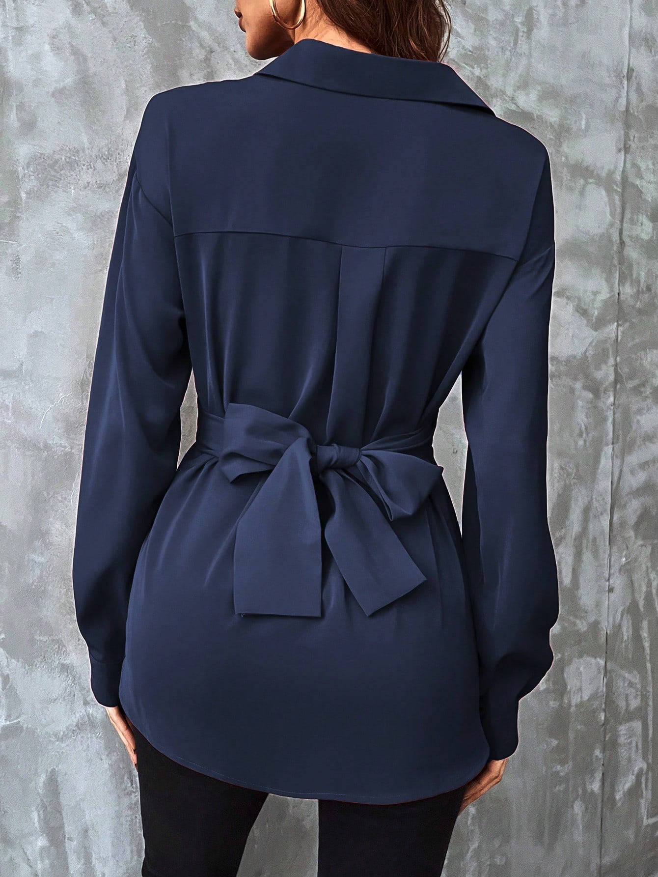 بلوزة موحدة اللون ملتف متقاطع بربطة ظهر
