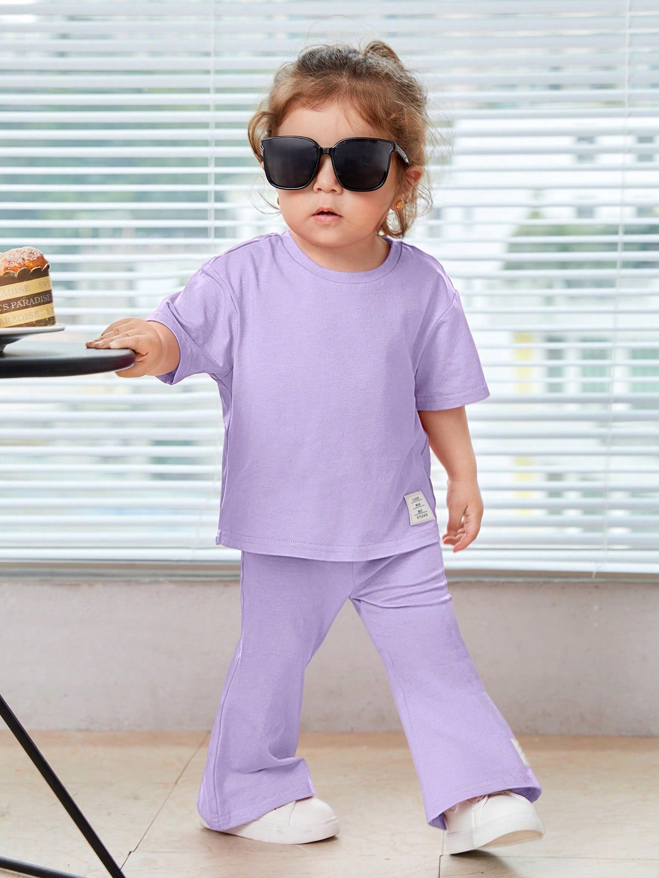 تيشيرت قصير الأكمام بياقة دائرية وبنطلون واسع مرن مزين بطباعة حرفية لفتيات الأطفال حذاء صيفي