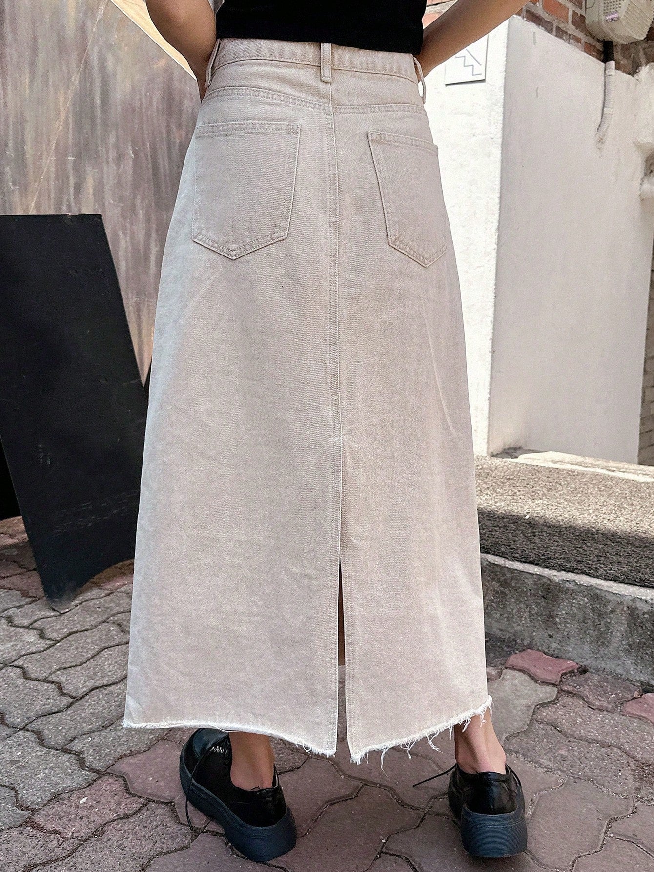 تنورة جينز بخصر عالي وحافة خام