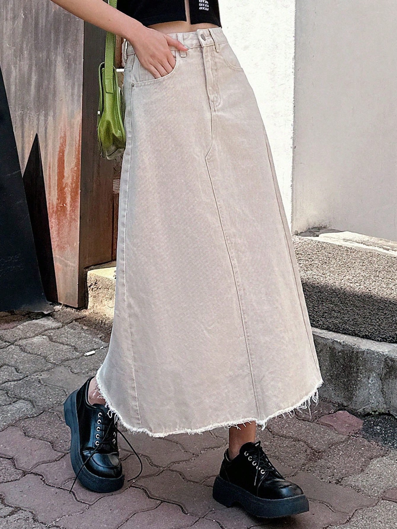 تنورة جينز بخصر عالي وحافة خام