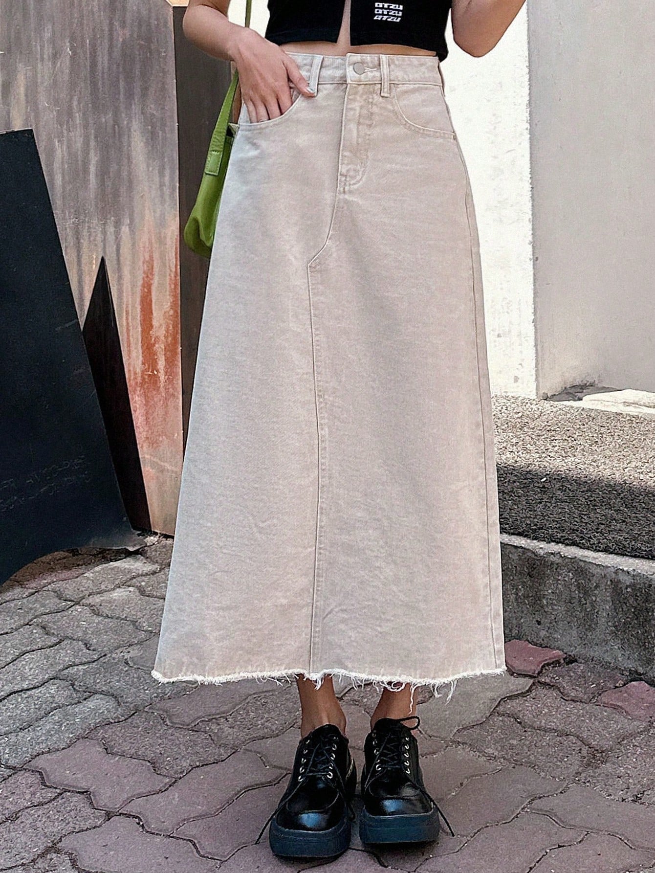 تنورة جينز بخصر عالي وحافة خام