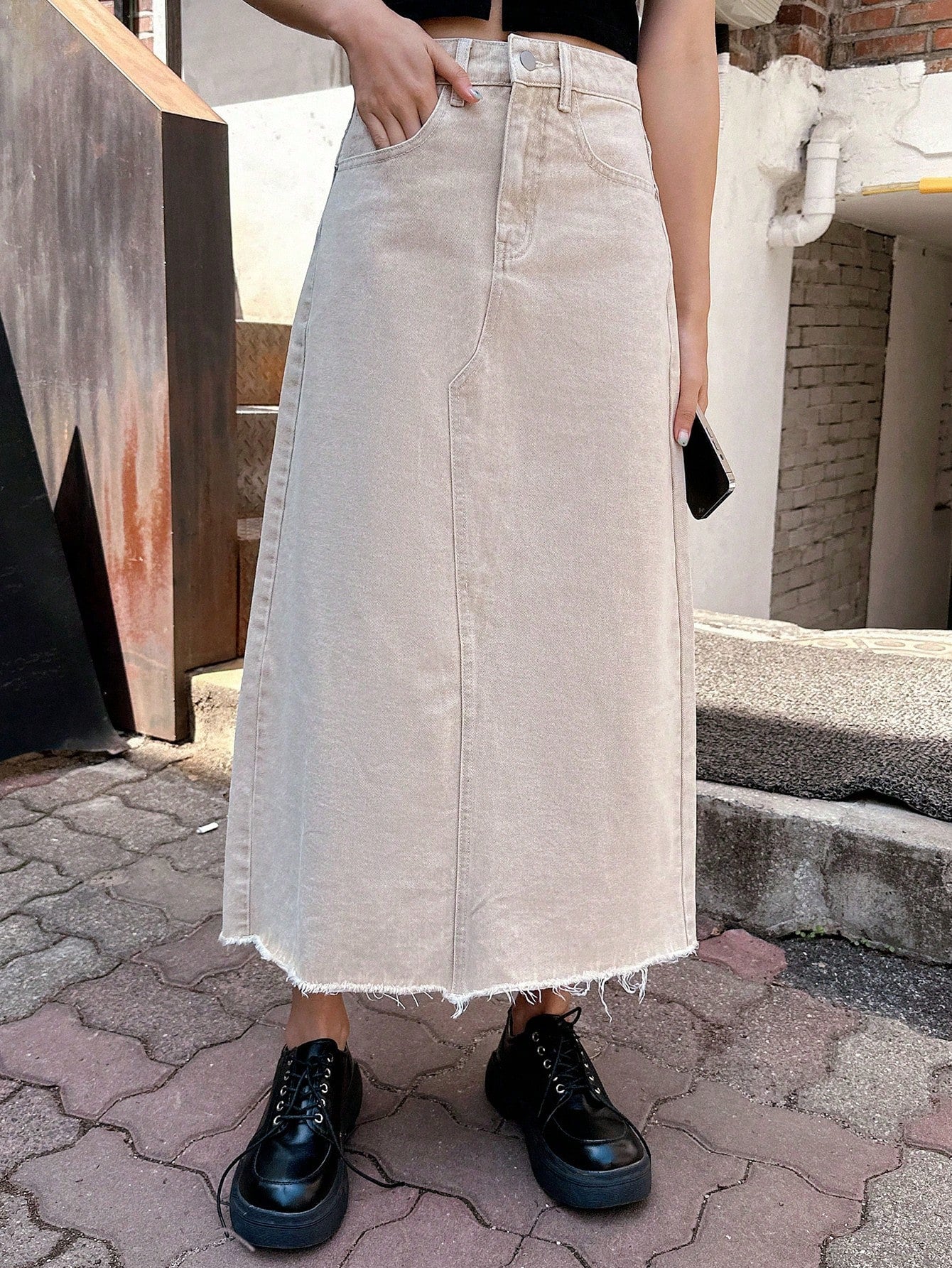 تنورة جينز بخصر عالي وحافة خام