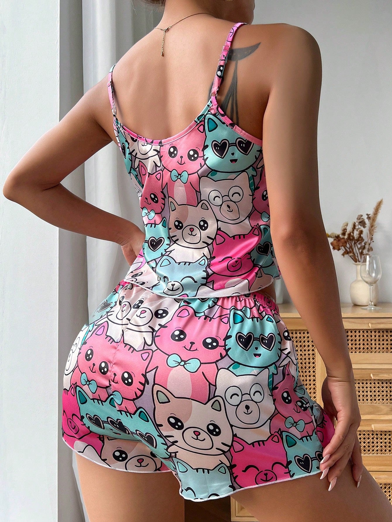 طقم بيجامة / بيجامة مع وشاح أمامي برسوم كرتونية