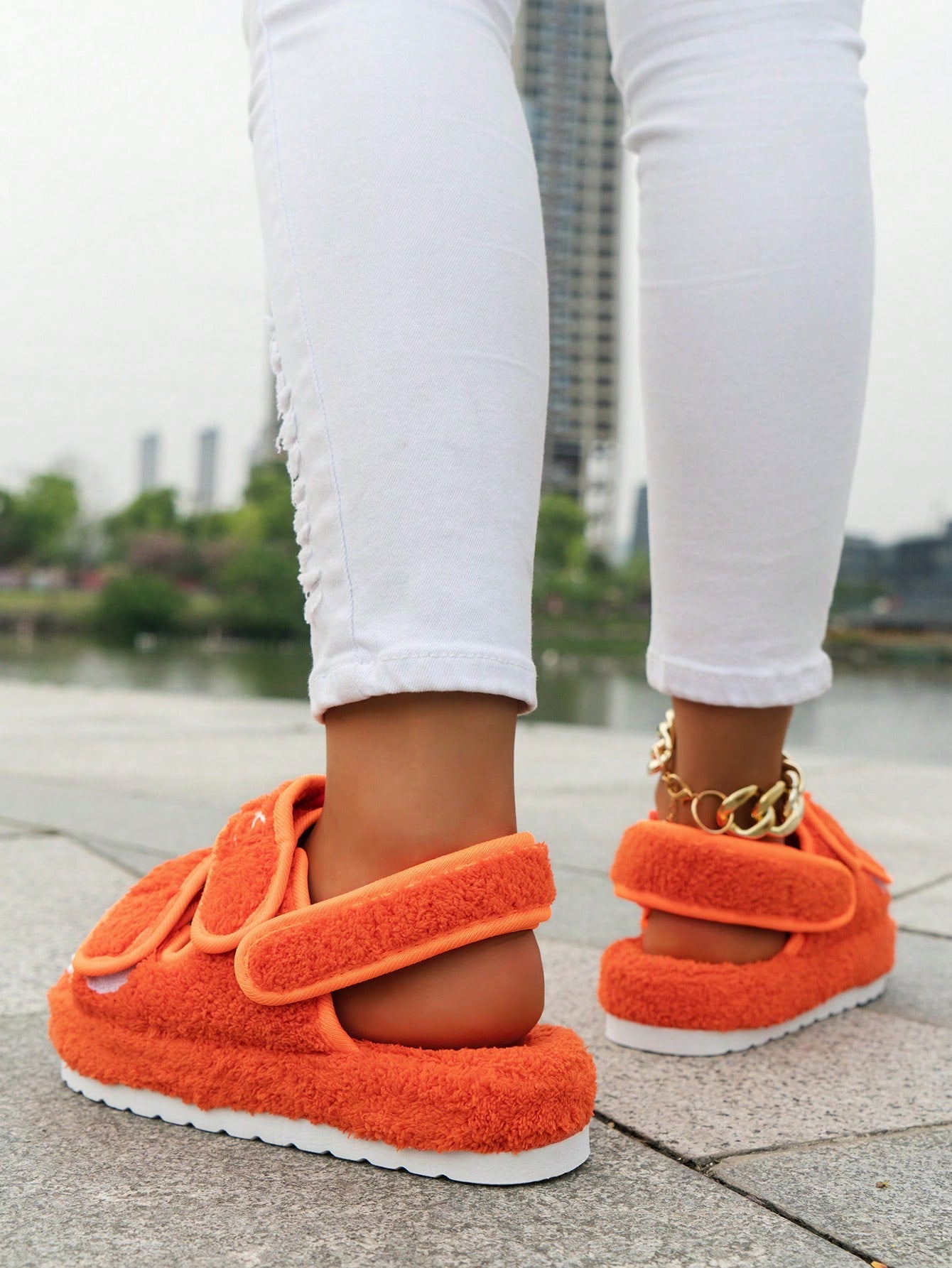 صنادل مسطح بطباعة أحرف لاصق سحري حزام موضة الصيف نساء