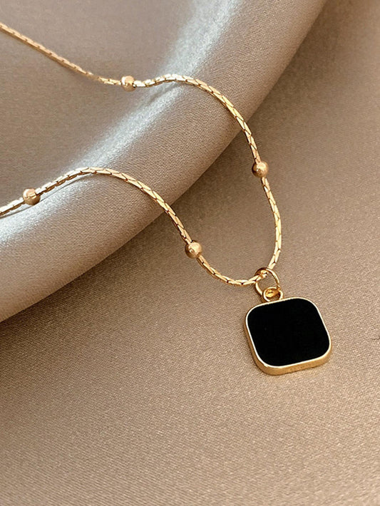 قلادة متدلية مربع