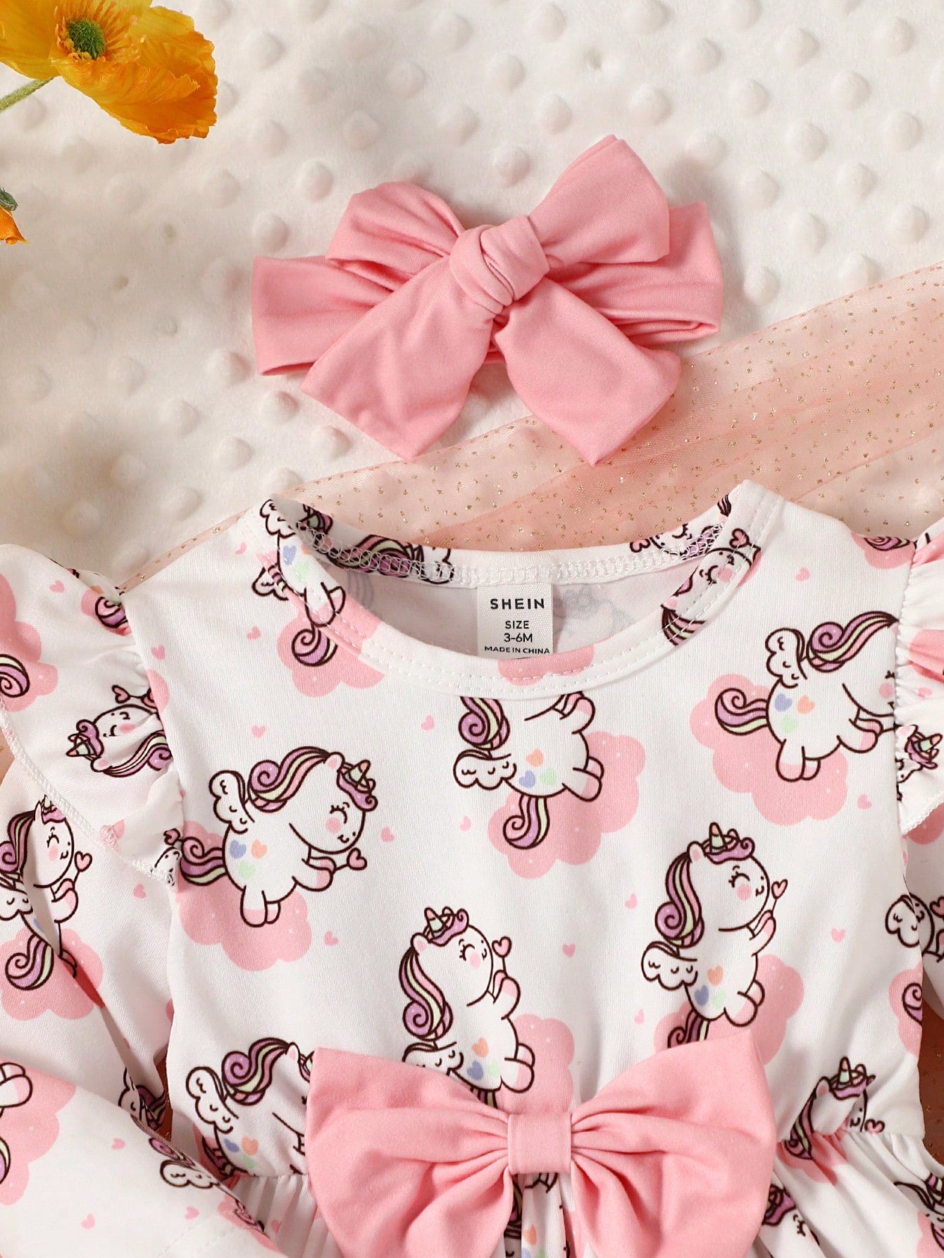 فستان أمامي للطفلة بطبعة قوس وزينة بالكشكشة وقوس أمامي بشكل الحصان السحري