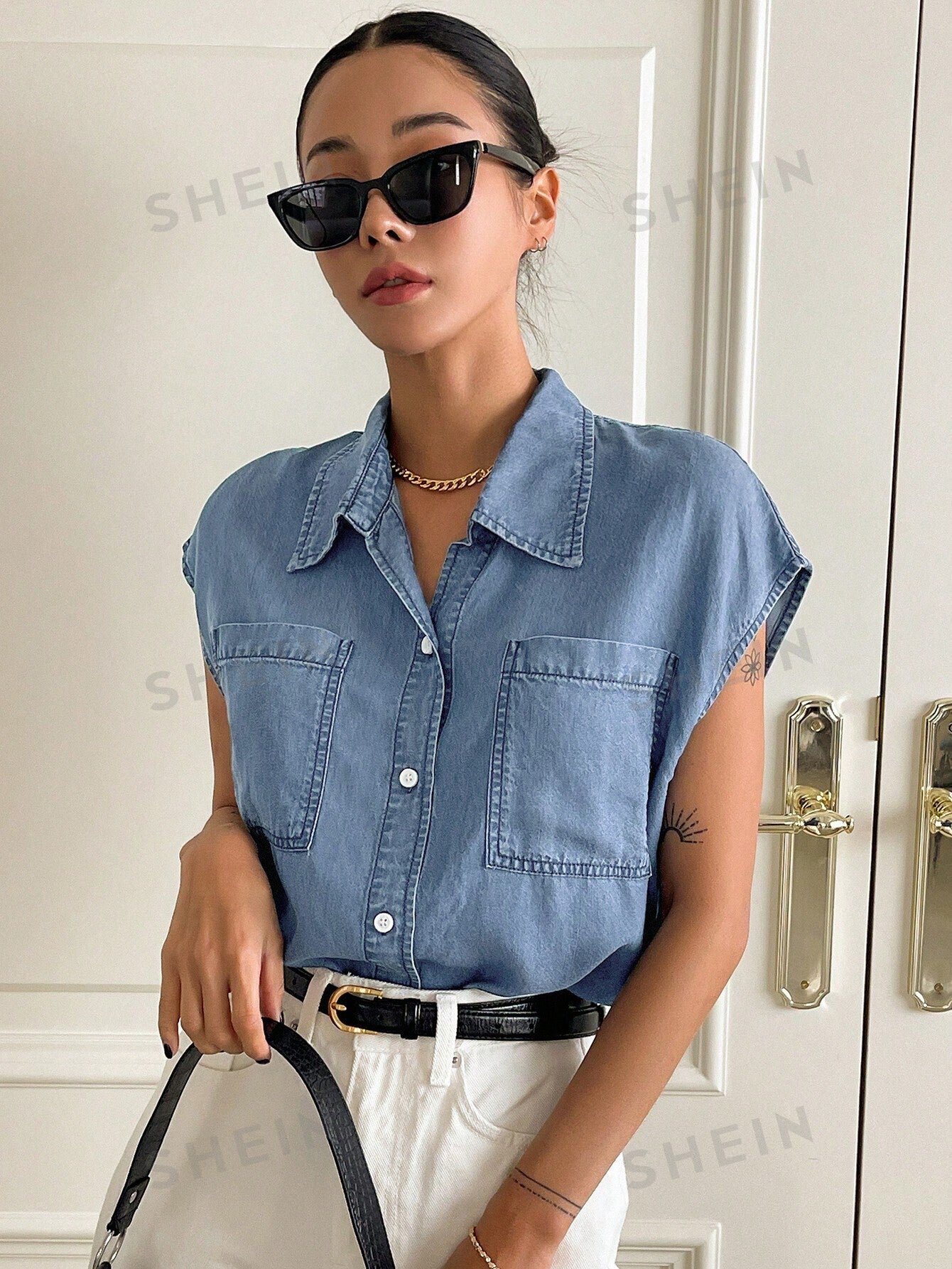 بلوزة جينز بأكمام الخفاش ذات الجيب المزدوجة وأزرار من الأمام