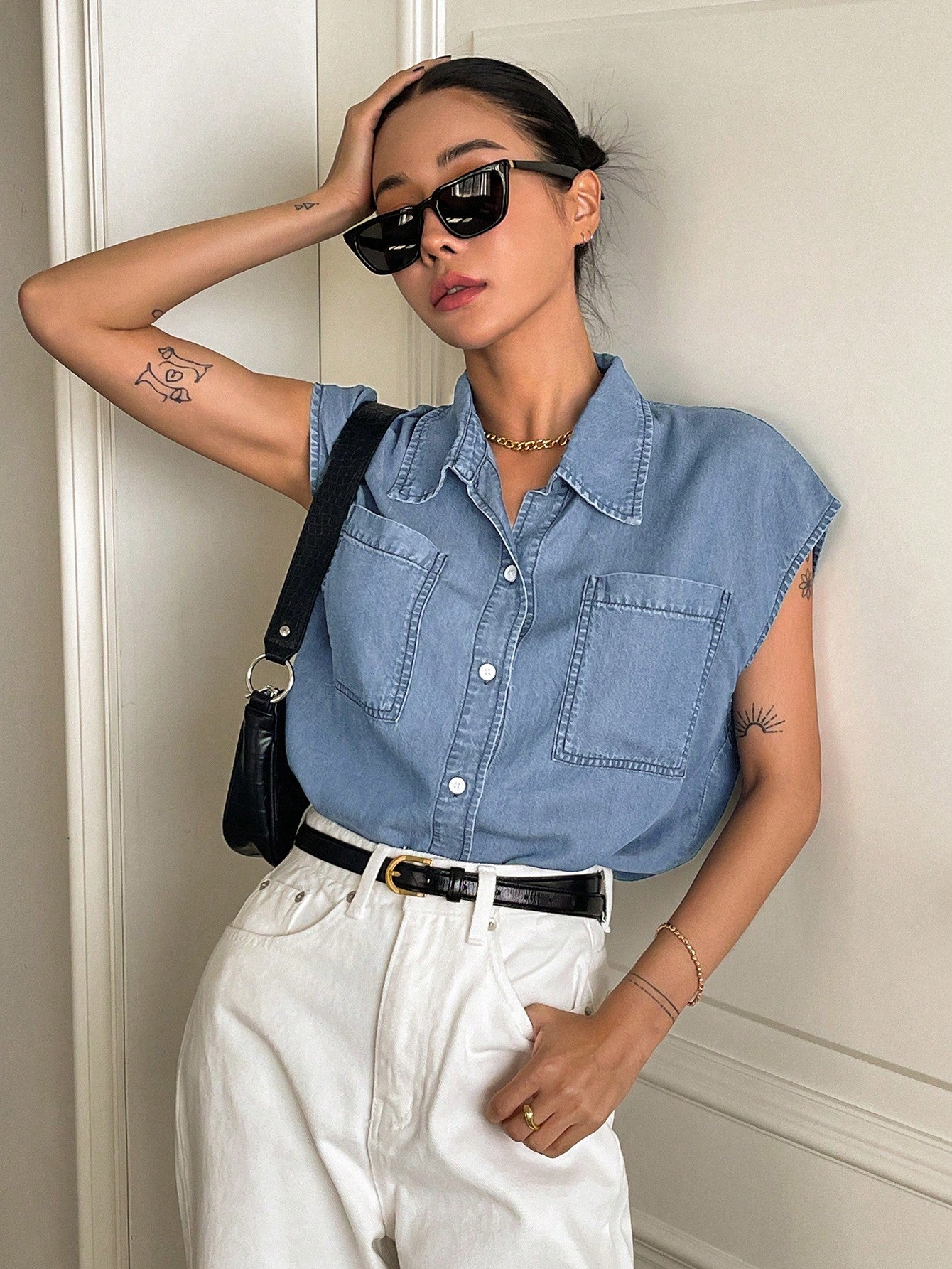 بلوزة جينز بأكمام الخفاش ذات الجيب المزدوجة وأزرار من الأمام