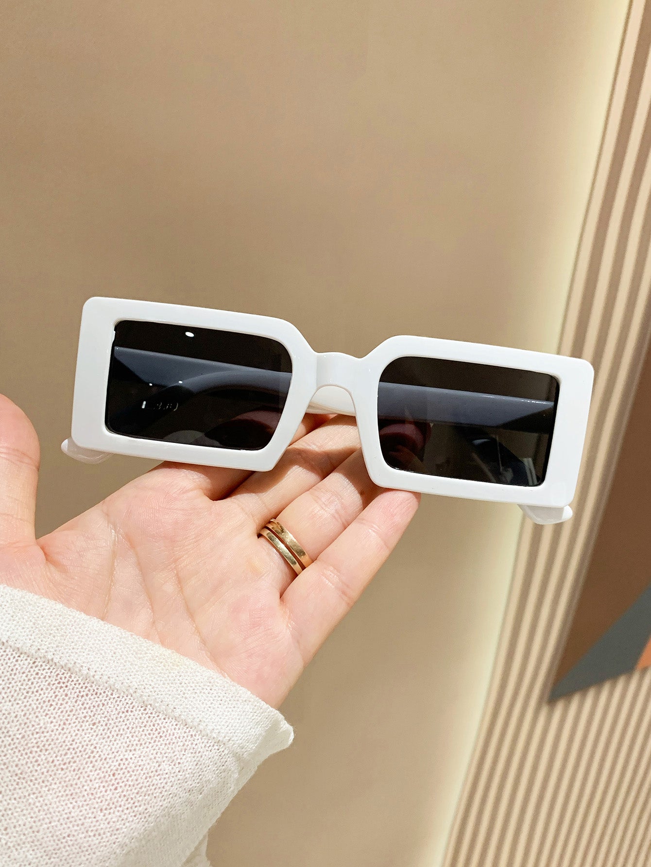 زوج نظارات شمسية إطار بلاستيك مربع للشاطئ موضة نسائية، إكسسوارات شاطئية بيضاء للنساءا