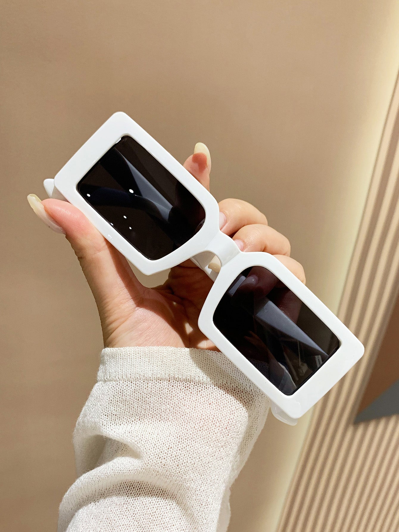 زوج نظارات شمسية إطار بلاستيك مربع للشاطئ موضة نسائية، إكسسوارات شاطئية بيضاء للنساءا