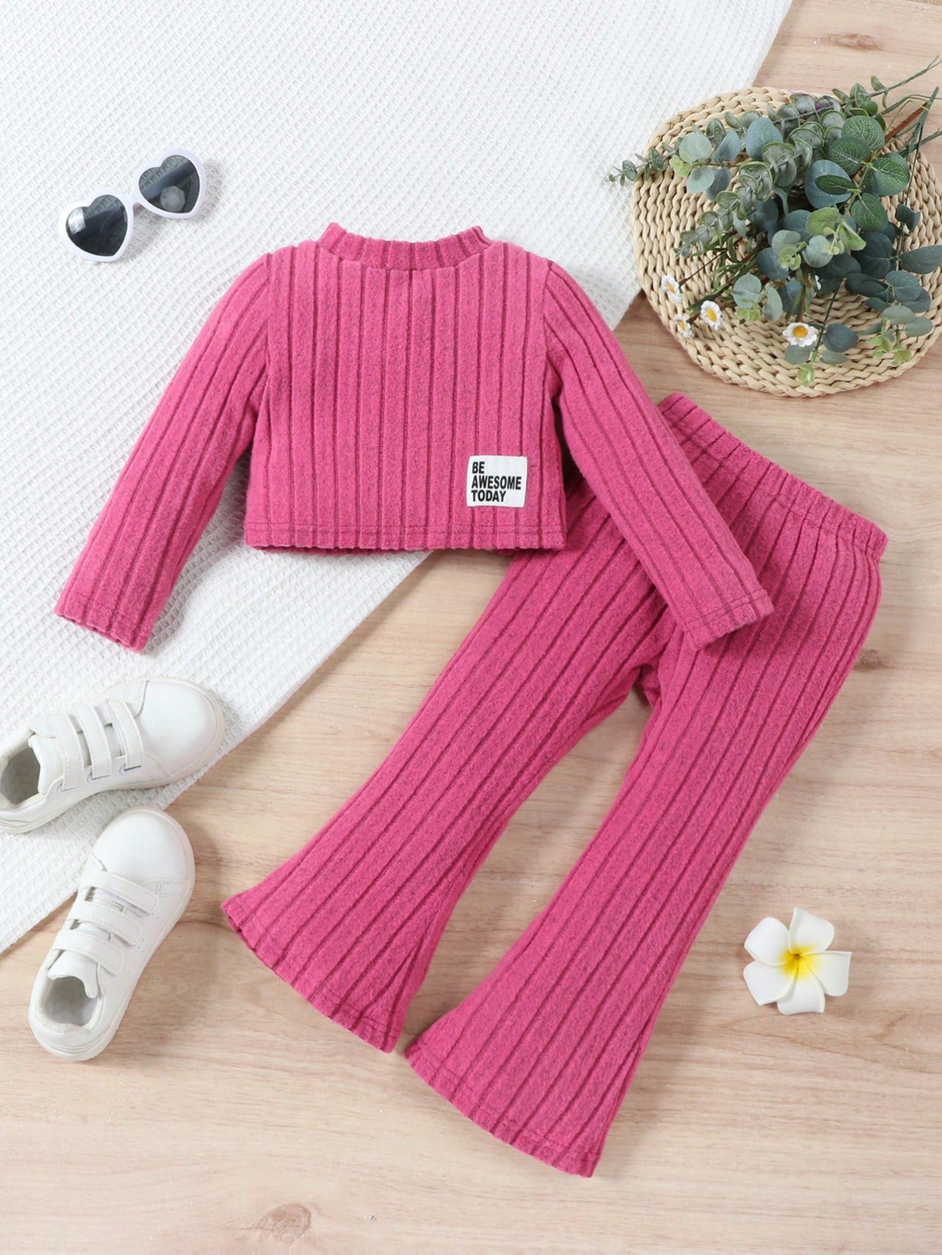 أطقم طفلة صغيرة