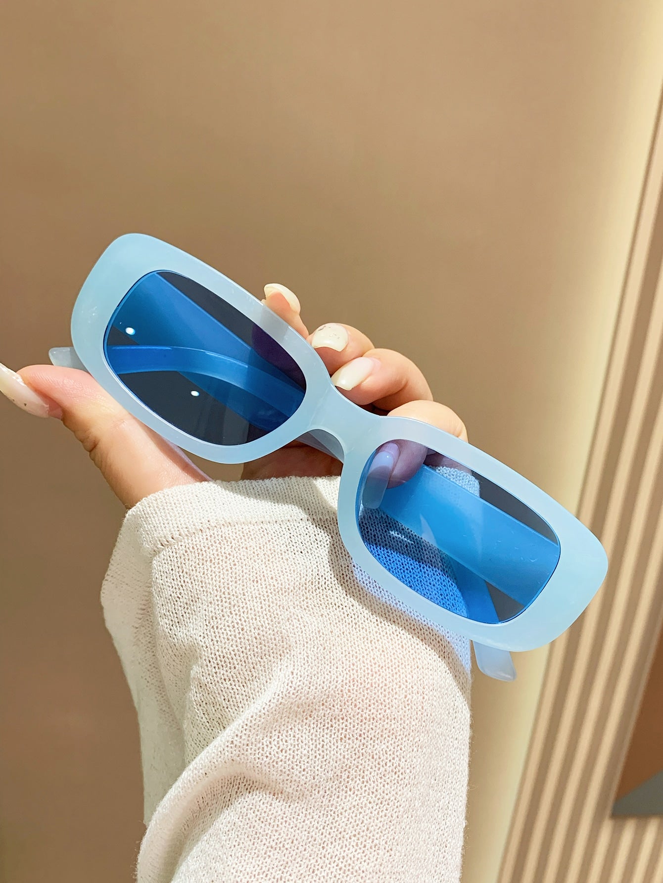 زوج نظارات بإطار بلاستيكي مربع صيفي رياضي موضة للنساء كإكسسوارات شاطئية