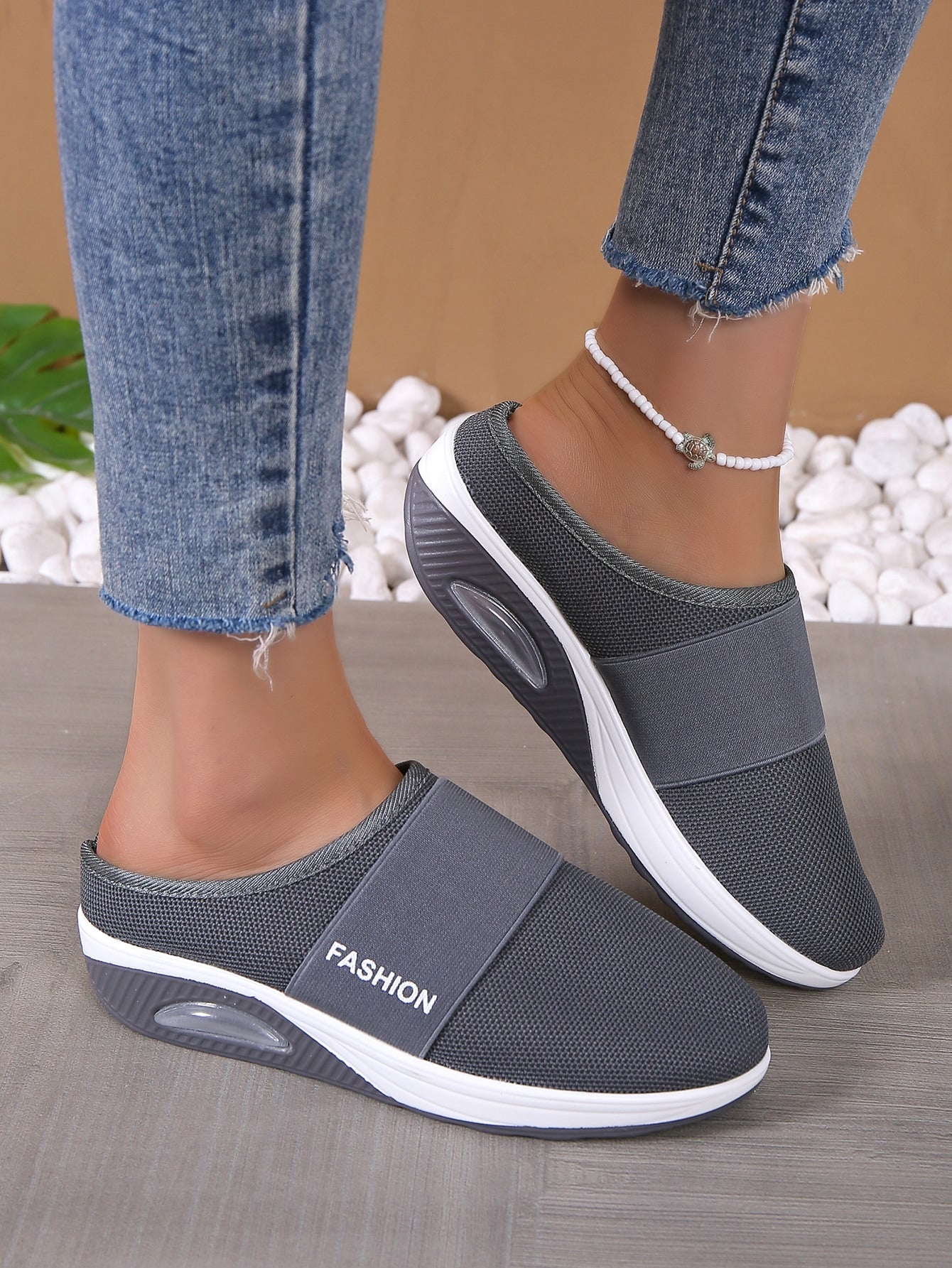 صندل نسائي سميك الأخمص وكعب مائل عالي