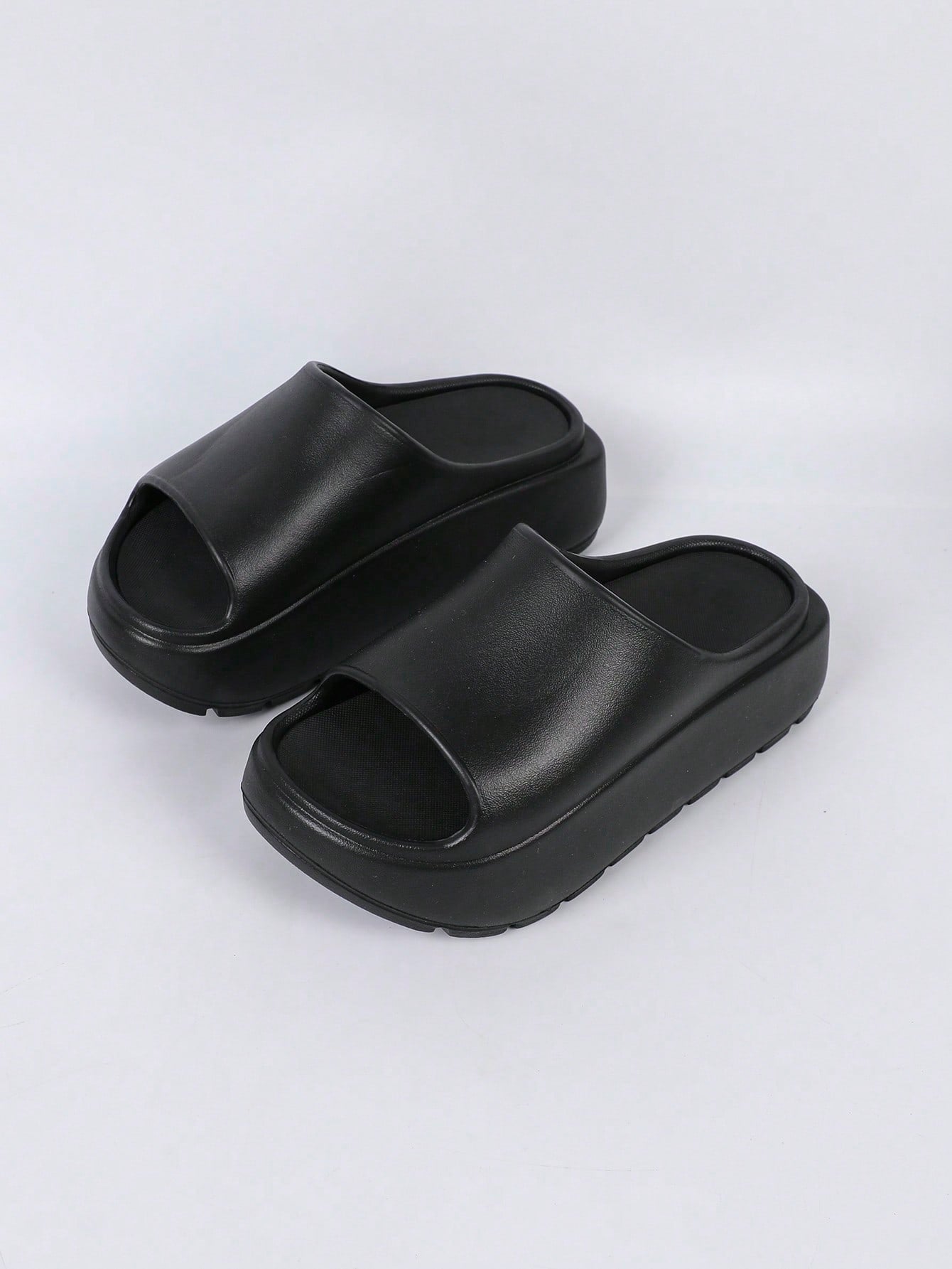 النعال السميكة المريحة