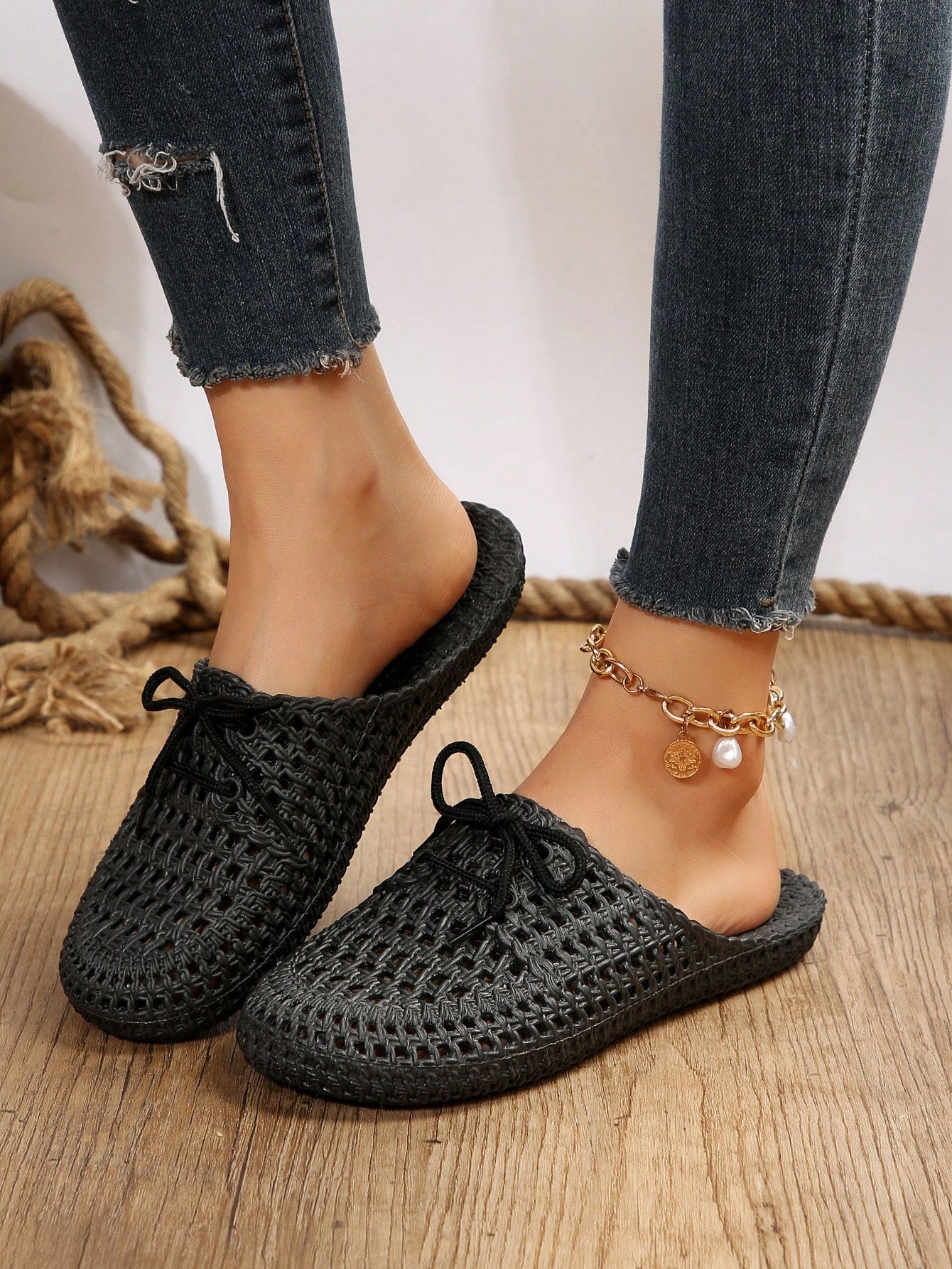 شبشب نسائي بلاستيكي جديد عصري ومريح ، صندل صيفي عادي خفيف الوزن مريح مميز بتهوية جيدة