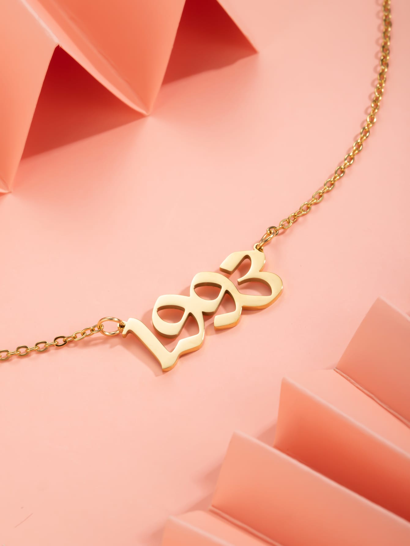 قلادة تعليقة